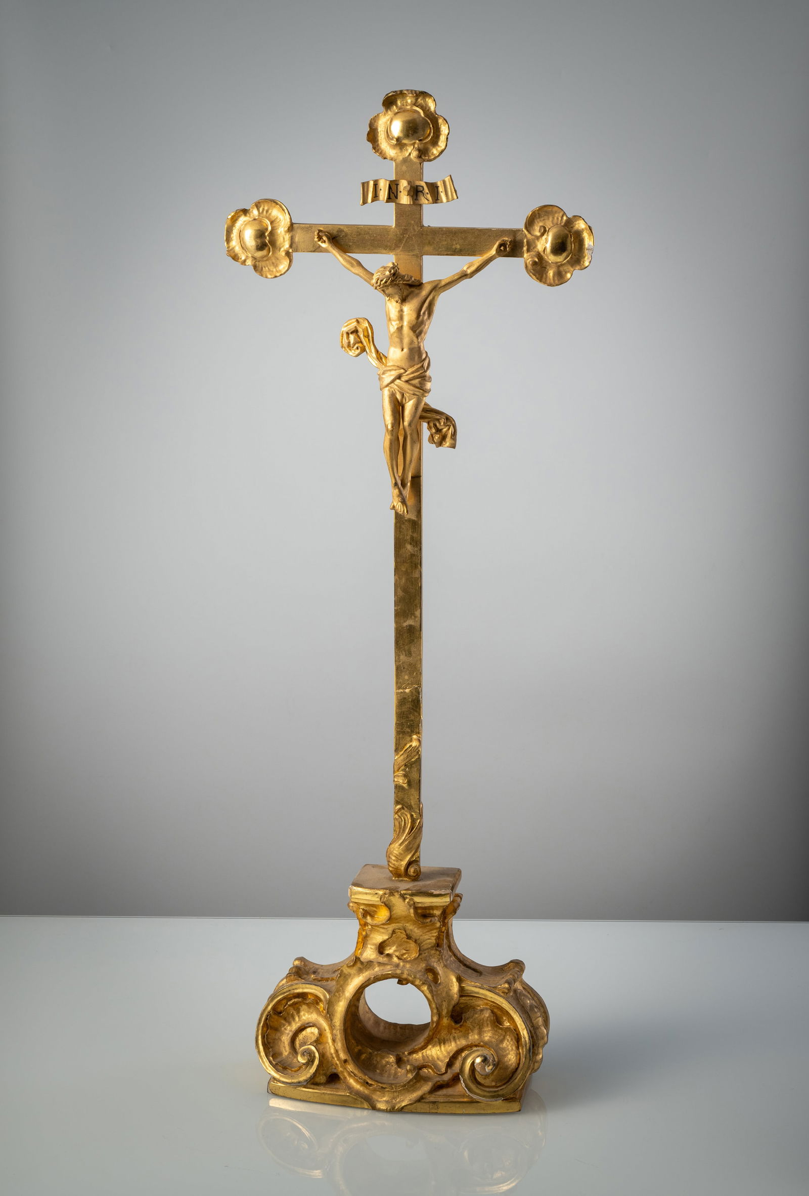 A BAROQUE GILTWOOD CRUCIFIX: A BAROQUE GILTWOOD CRUCIFIX 18th century and later H. 82 cm Carved and later gilt wood. restorations and damages.Barock-Kruzifix 18. Jhdt. und später H. 82 cm Holz, geschnitzt, später