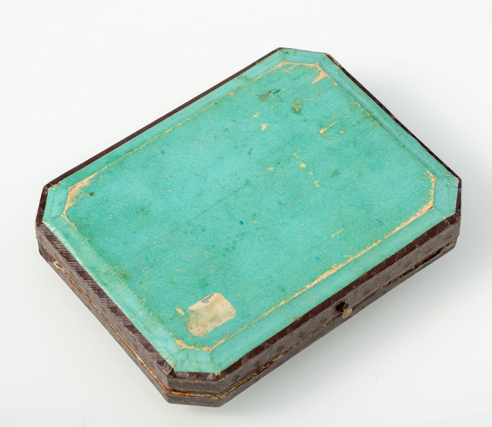 A SEWING SET IN A LACQUER BOX - 2