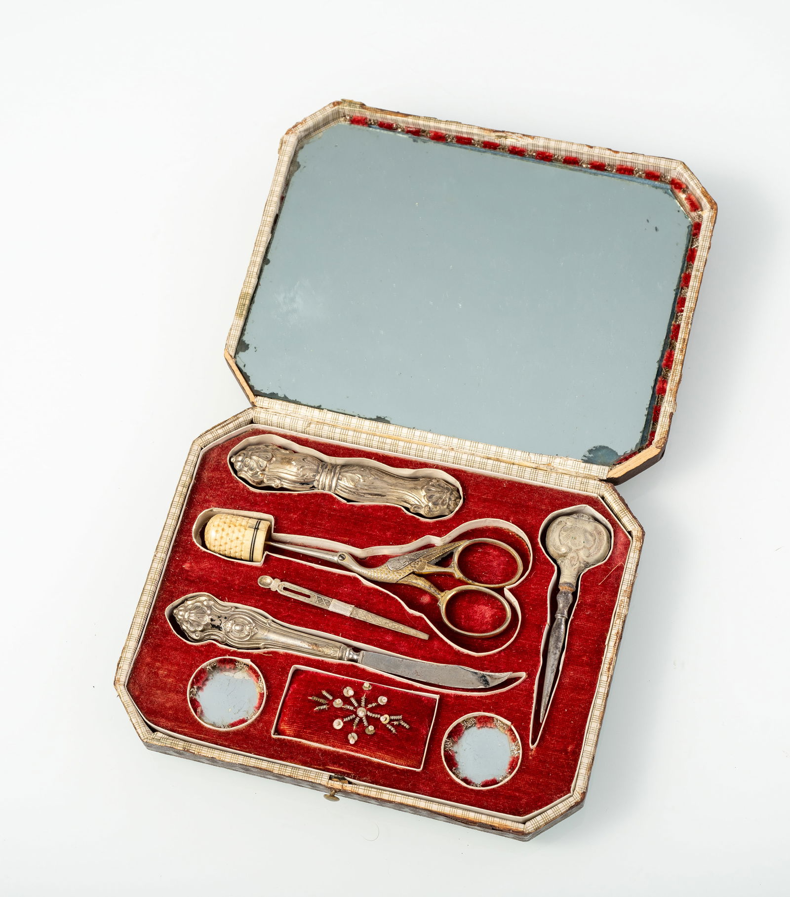 A SEWING SET IN A LACQUER BOX - 3