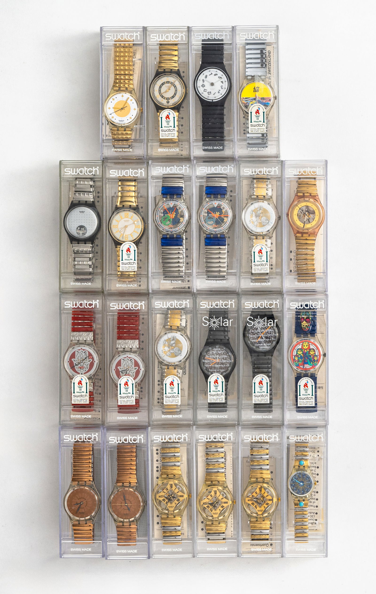 Mixed lot of 22 Swatch watches: Mixed lot of 22 Swatch watches Various editions, plastic bracelet with elasticated strap, water-resistant, quartz movement not tested for functionality, batteries must be replaced, with case.