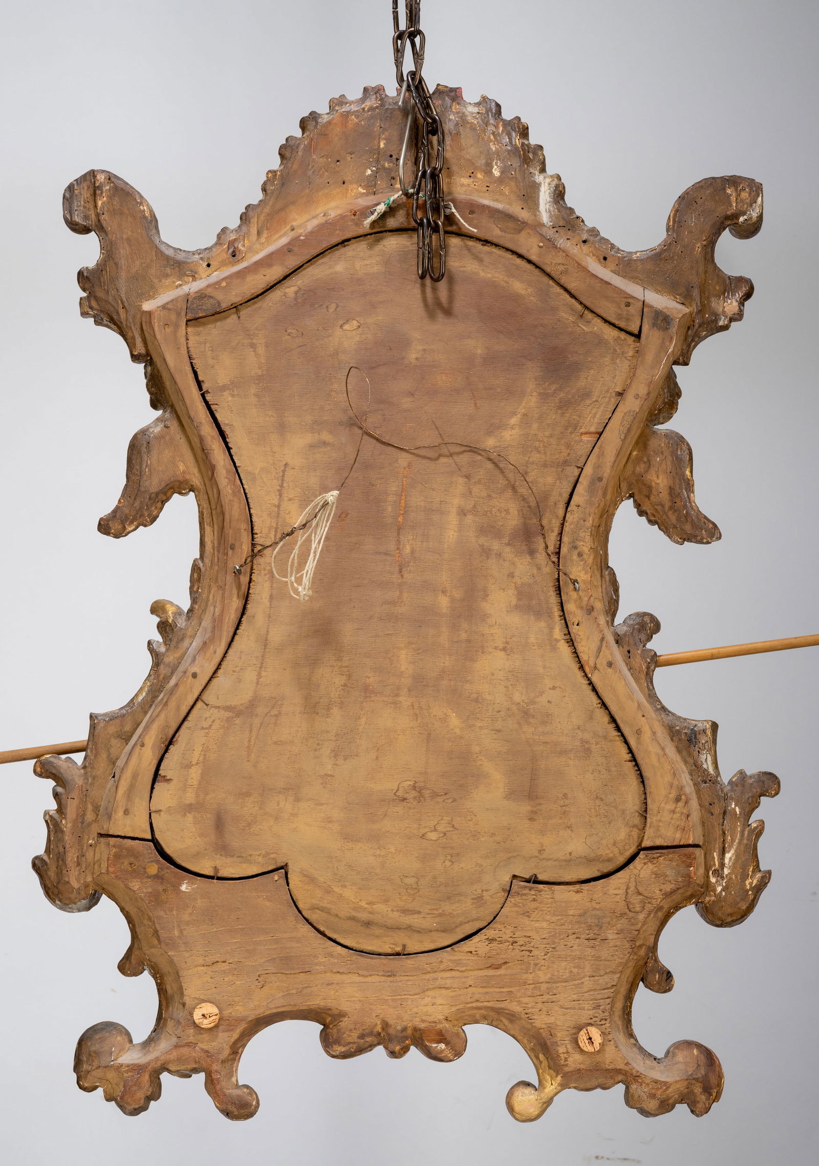 AN ITALIAN CARVED GILTWOOD MIRROR - 2