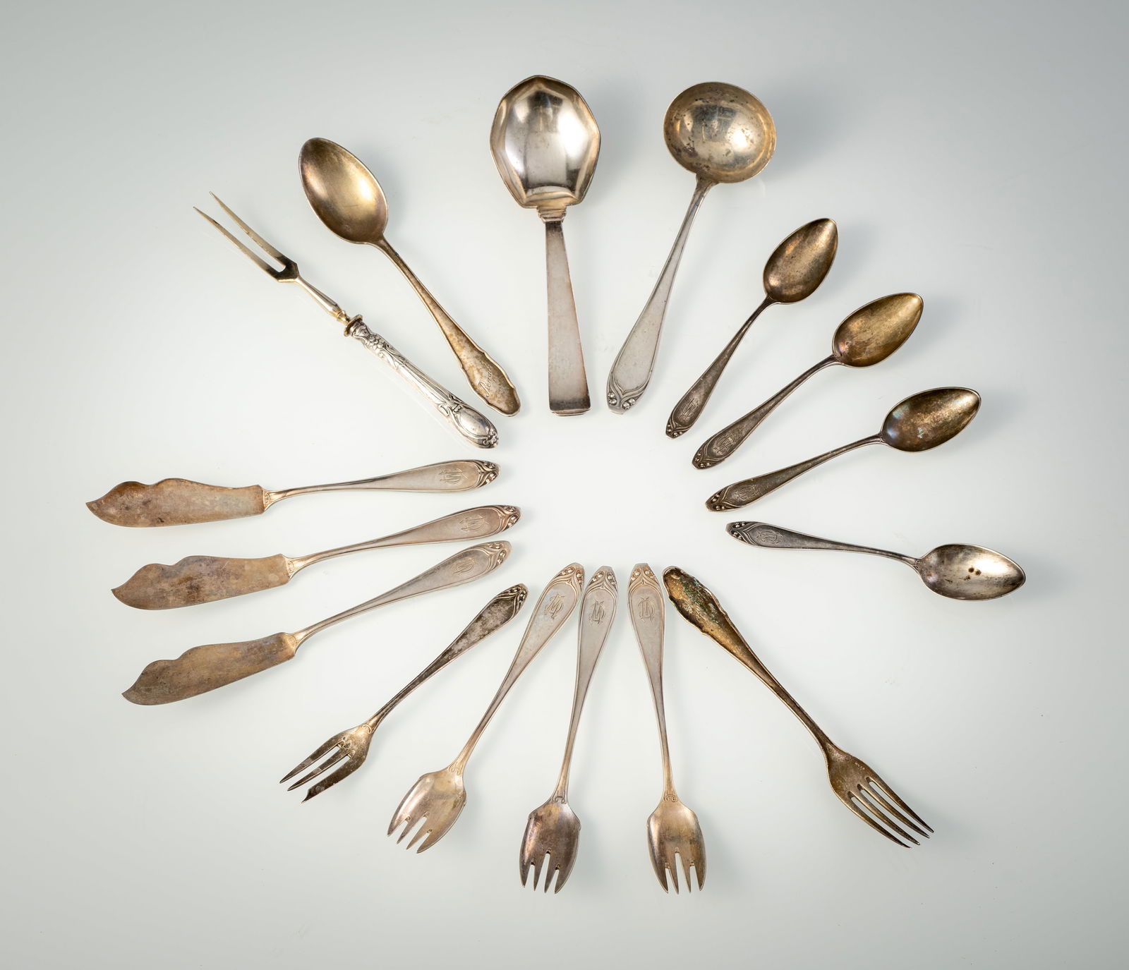 A MIXED LOT OF SILVER CUTLERY PIECES: A MIXED LOT OF SILVER CUTLERY PIECES Bruckmann and Sons, Heilbronn and others L. ca. 14-19 cm 800 Standard, marked, tog.ca. 650g. Traces of useKonvolut Besteckteile meist Bruckmann und Söhne,