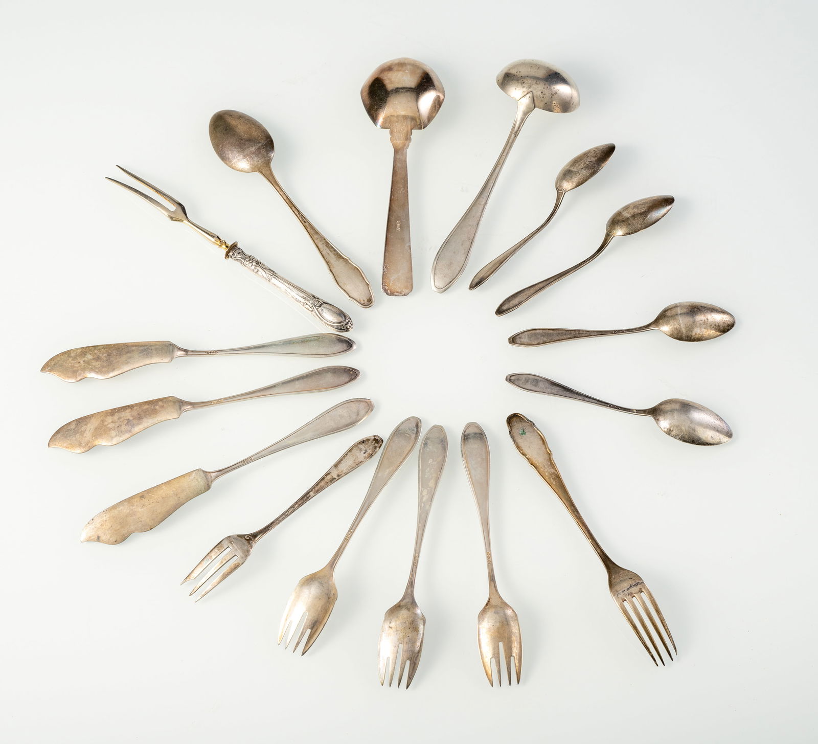 A MIXED LOT OF SILVER CUTLERY PIECES - 3