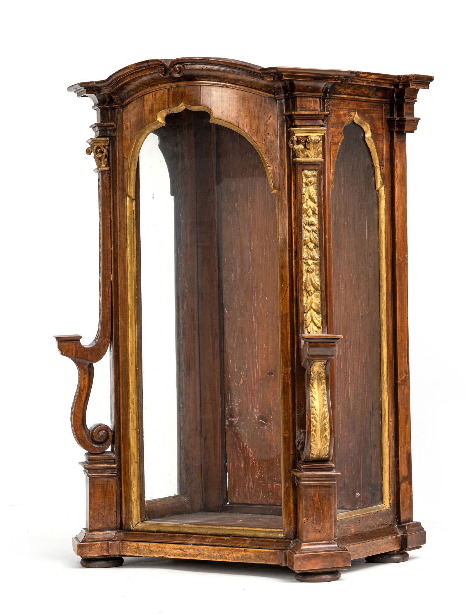 A BAROQUE CARVED AND PARCEL GILT WALNUT DISPLAY CASE: A BAROQUE CARVED AND PARCEL GILT WALNUT DISPLAY CASE South German, 18th century and later 80 x 53 x 34 cm Damages due to age, rest., additionsZiervitrine Süddeutsch, 18. Jhdt. und später 80