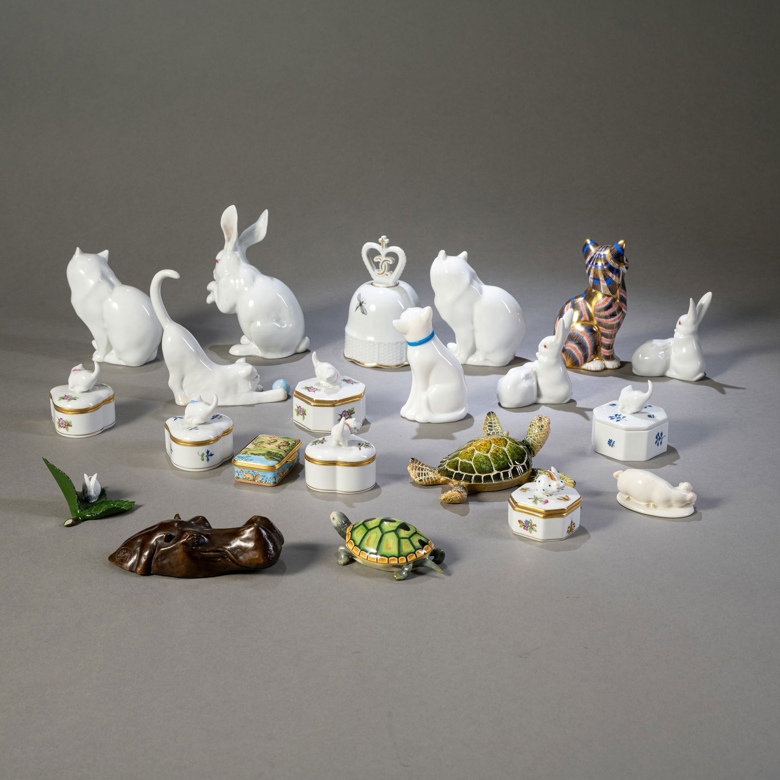 A MIXED LOT OF PORCELAIN ANIMALS AND BOXES - 2