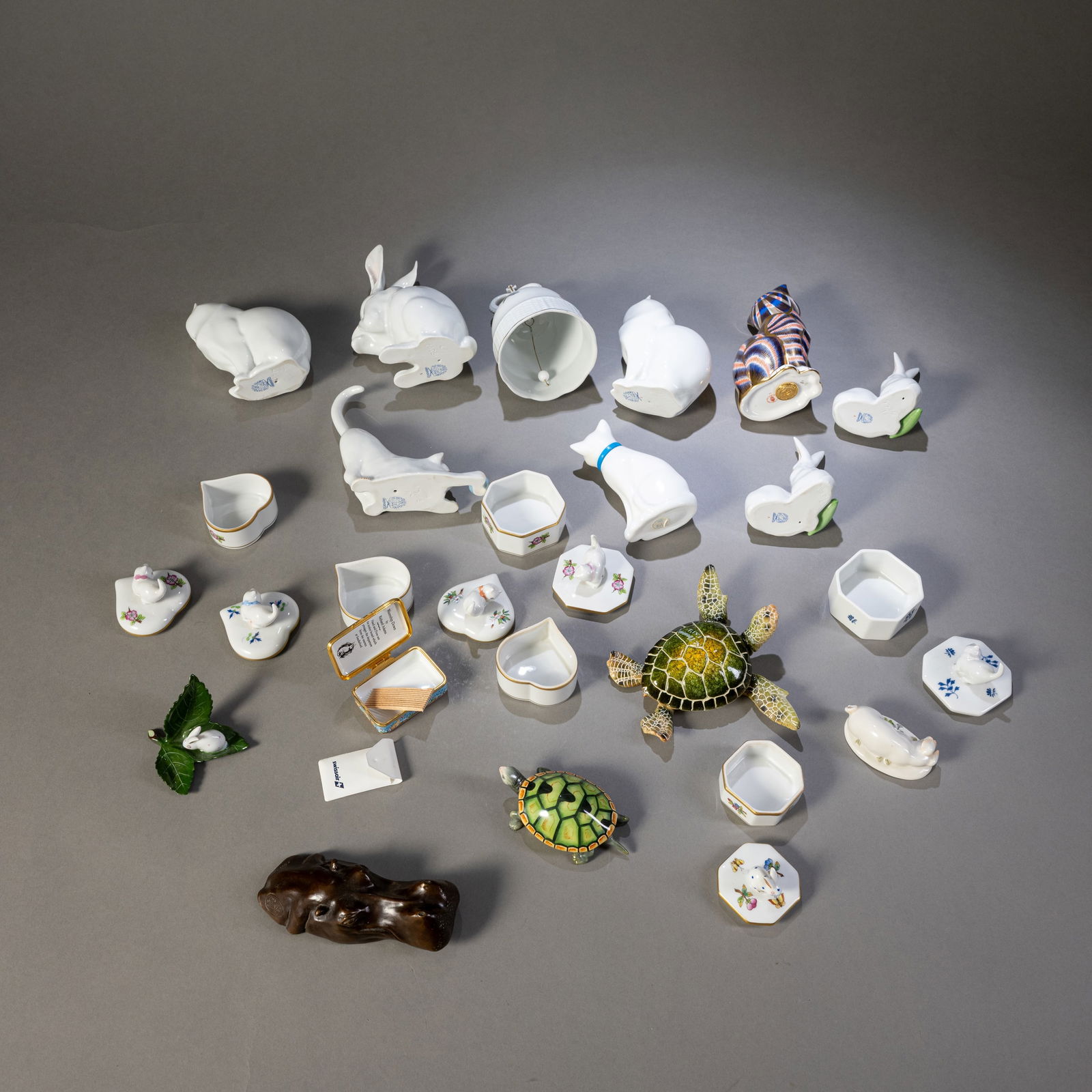 A MIXED LOT OF PORCELAIN ANIMALS AND BOXES - 3