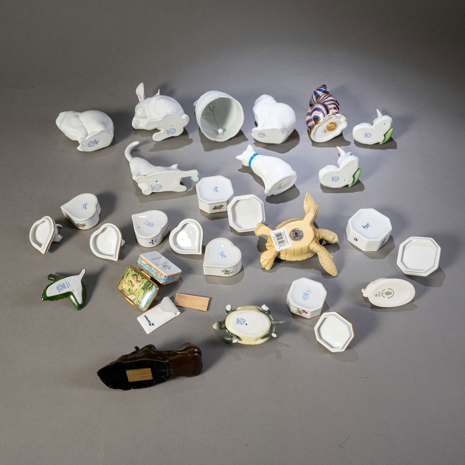 A MIXED LOT OF PORCELAIN ANIMALS AND BOXES - 4