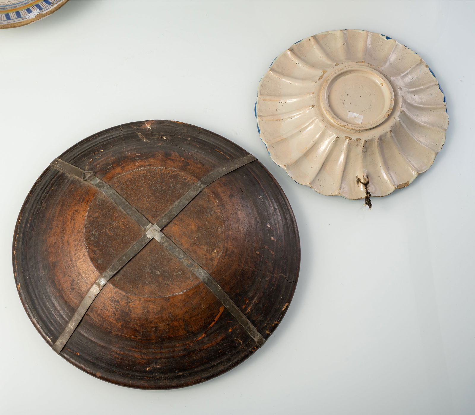 A MIXED LOT OF JARS, VASES, TANKARDS, BOWLS AND TILES - 10