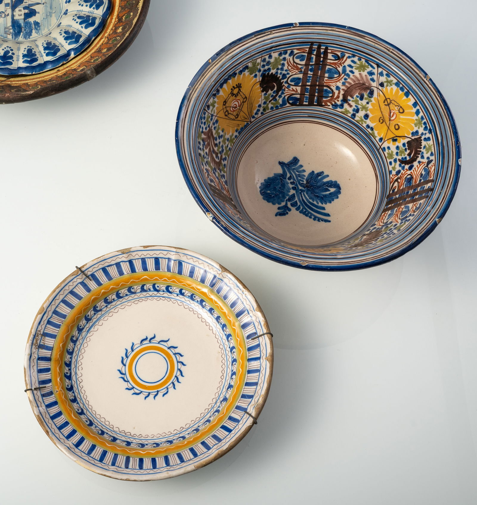 A MIXED LOT OF JARS, VASES, TANKARDS, BOWLS AND TILES - 11