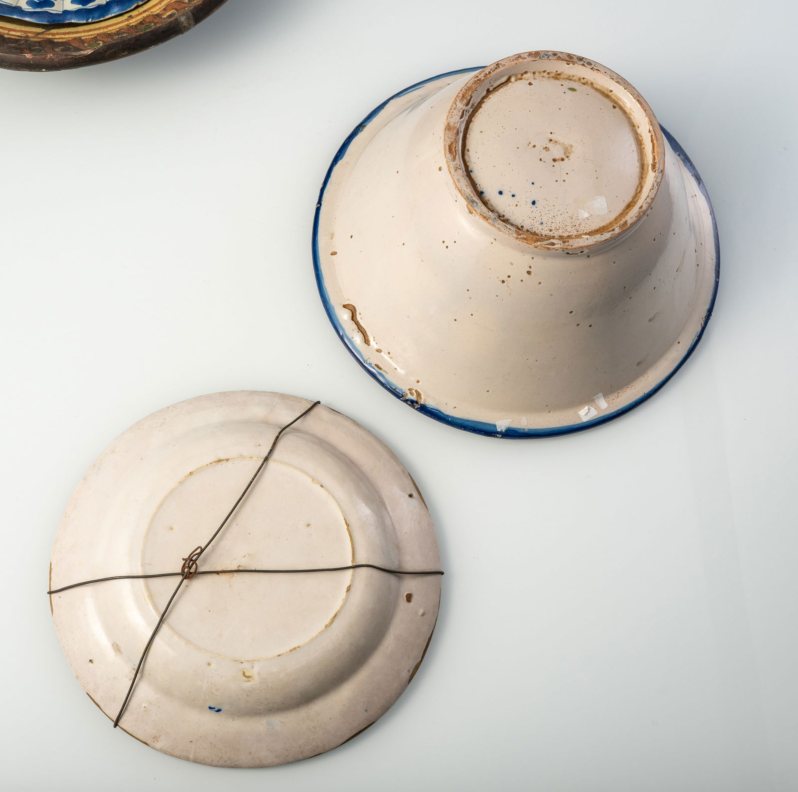 A MIXED LOT OF JARS, VASES, TANKARDS, BOWLS AND TILES - 12