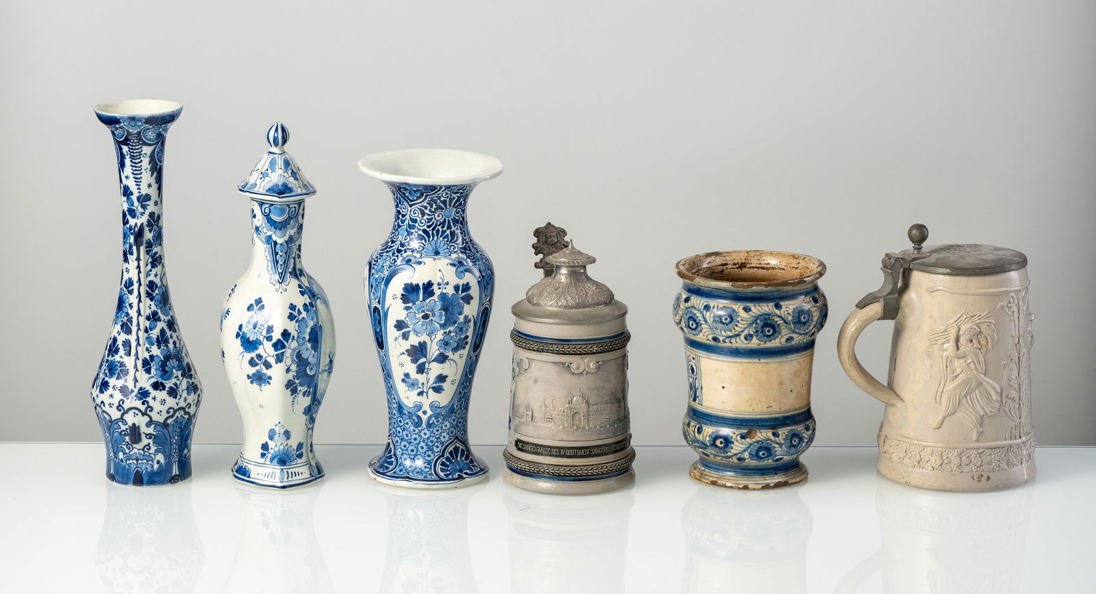 A MIXED LOT OF JARS, VASES, TANKARDS, BOWLS AND TILES - 5