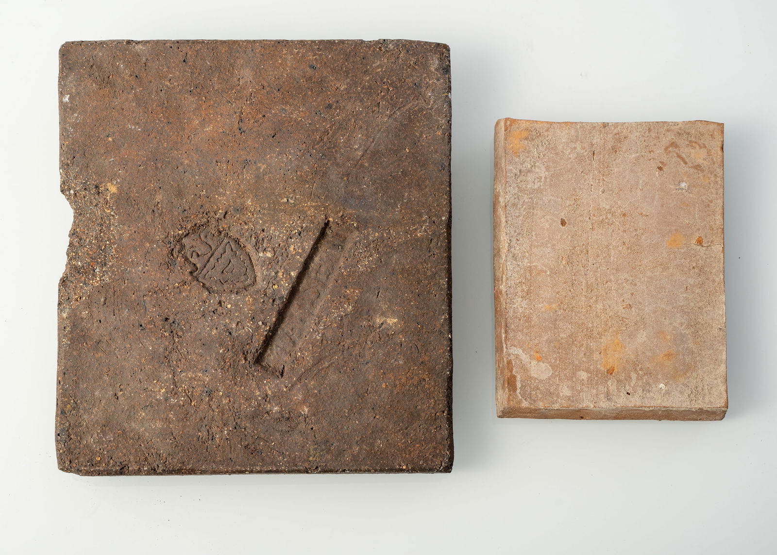 A MIXED LOT OF JARS, VASES, TANKARDS, BOWLS AND TILES - 7