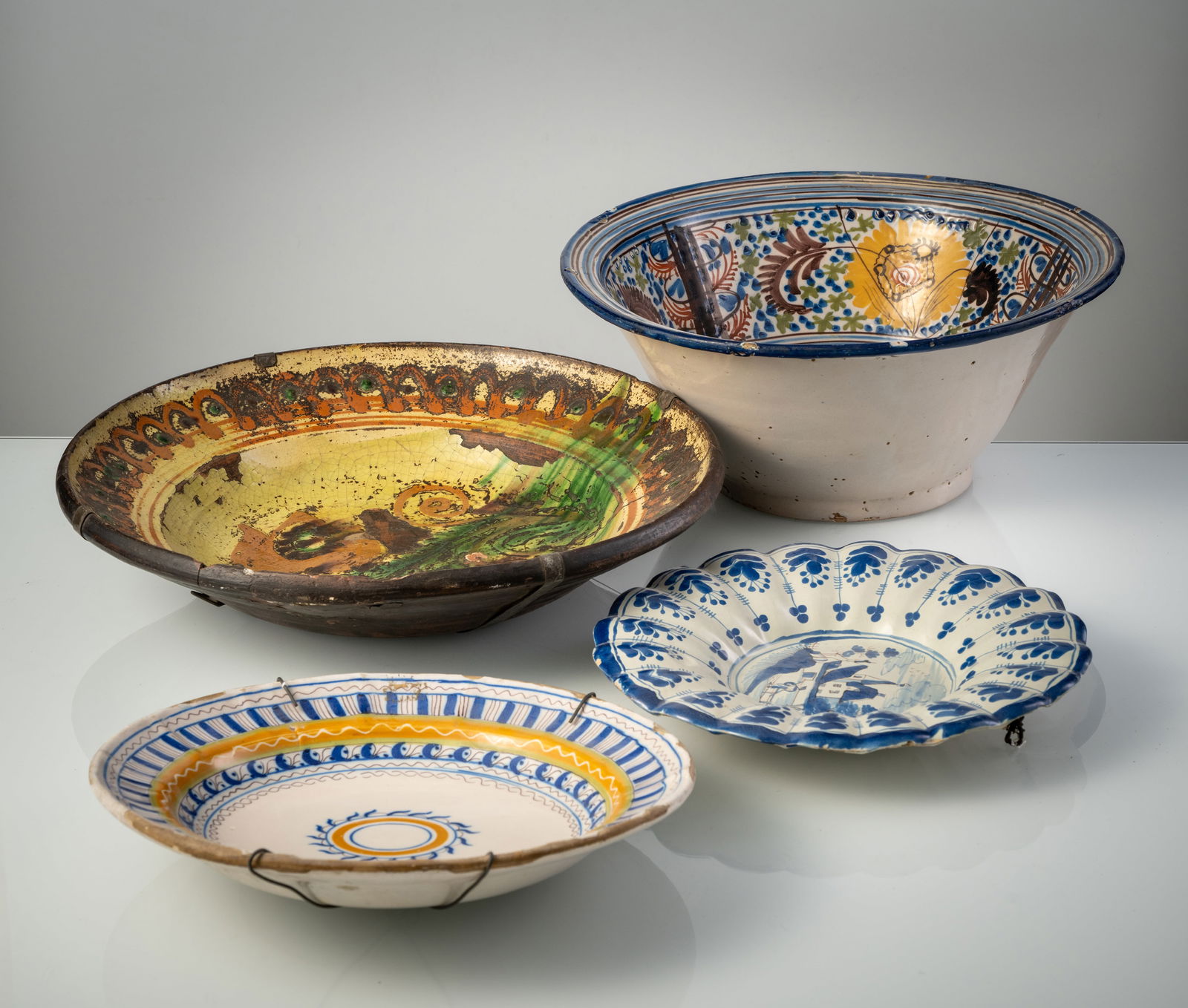 A MIXED LOT OF JARS, VASES, TANKARDS, BOWLS AND TILES - 8