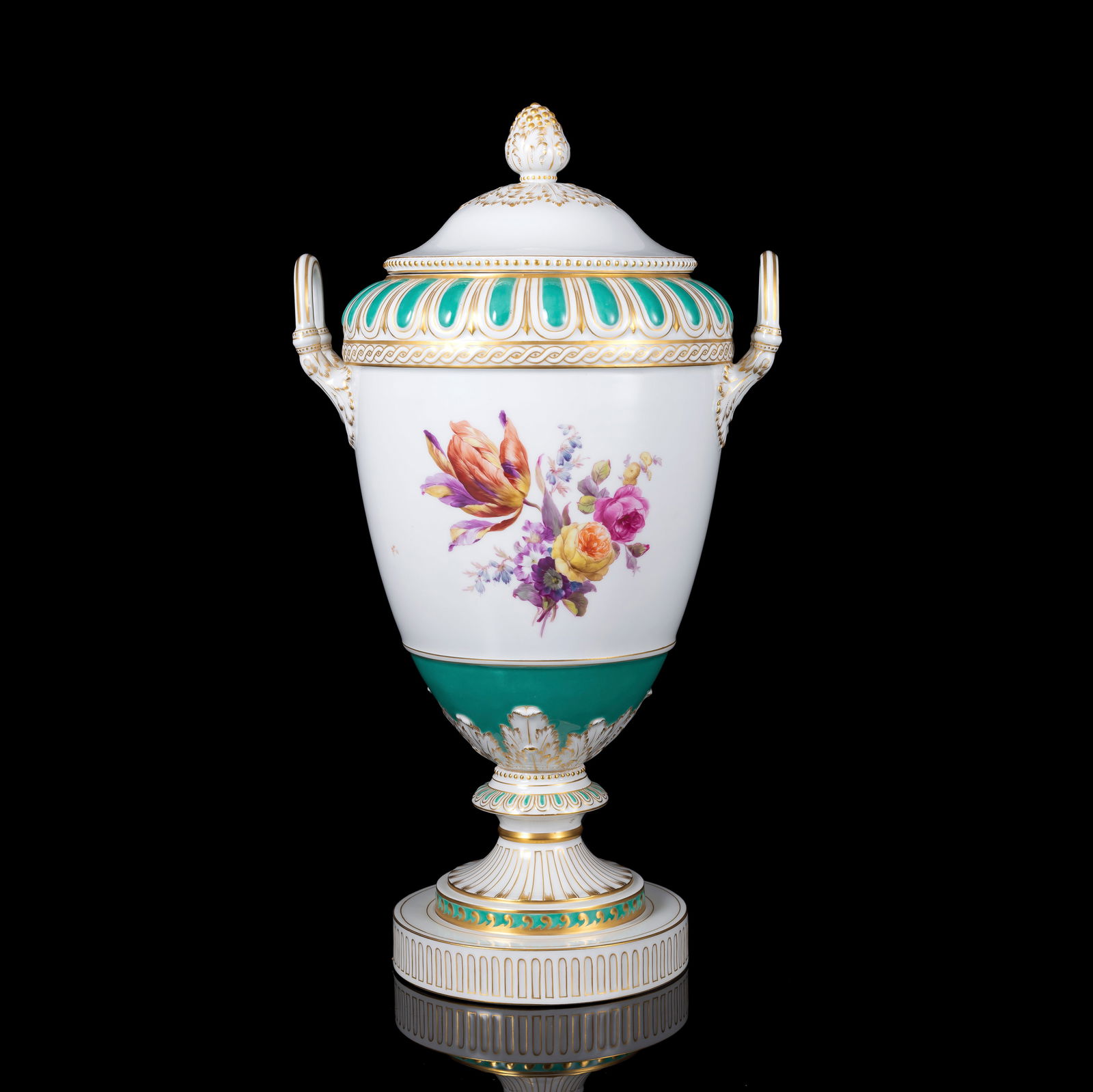 A LARGE KPM BERLIN FLORAL PATTERN AND GILT WEIMAR VASE AND LID - 2