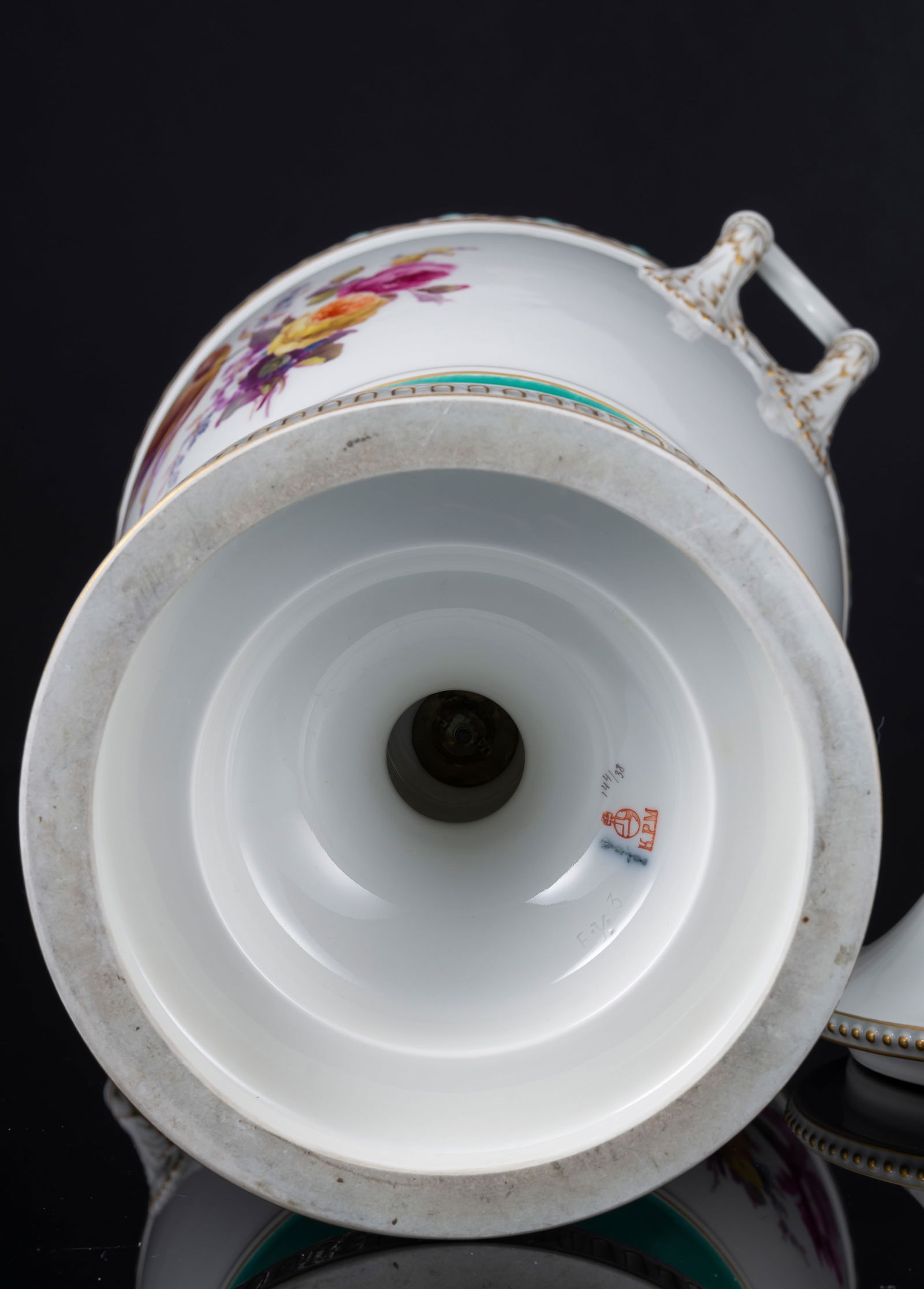 A LARGE KPM BERLIN FLORAL PATTERN AND GILT WEIMAR VASE AND LID - 4