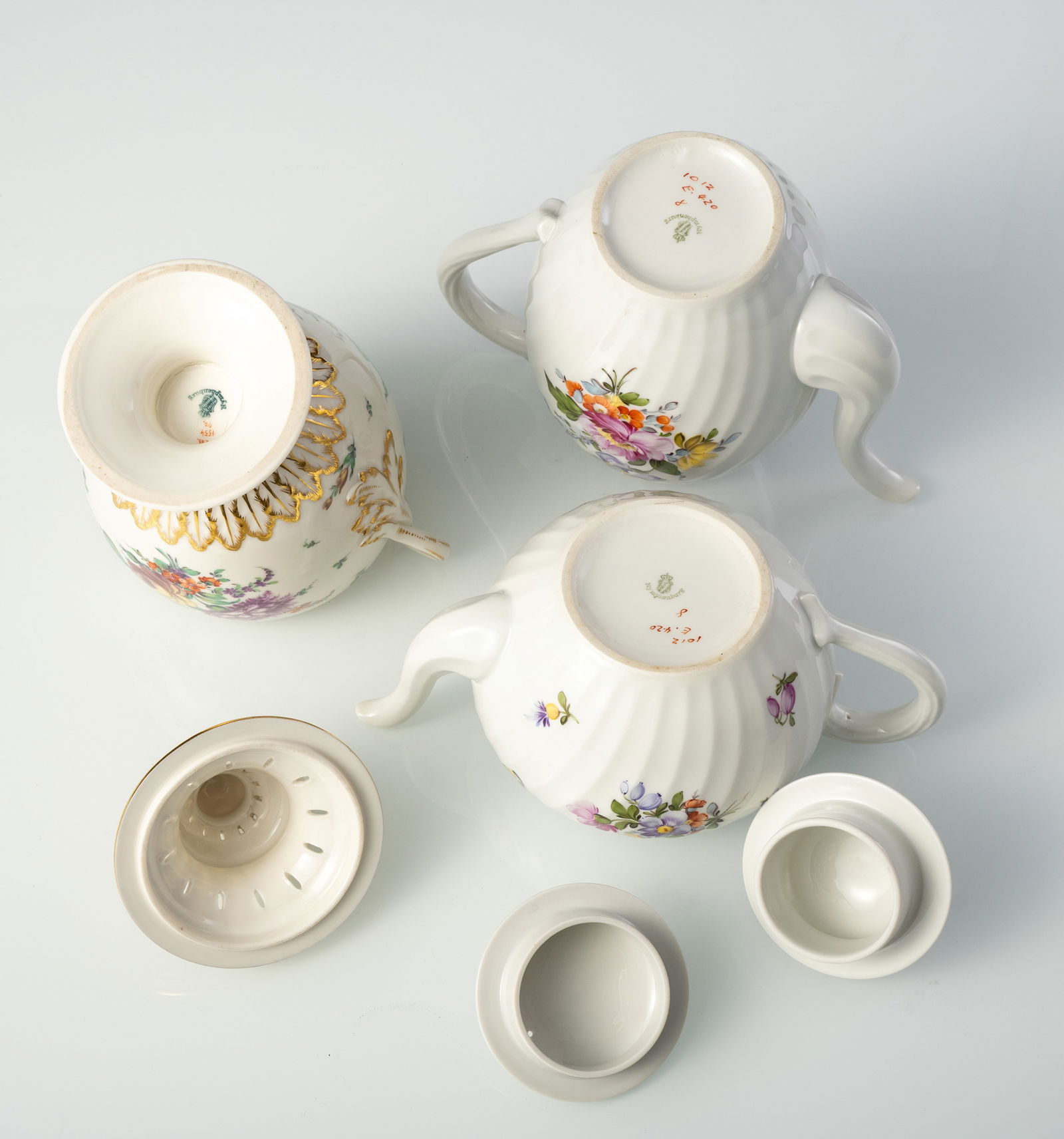 A NYMPHENBURG COFFEE AND TEA SERVICE "WELLE" AND A VASE WITH COVER - 10