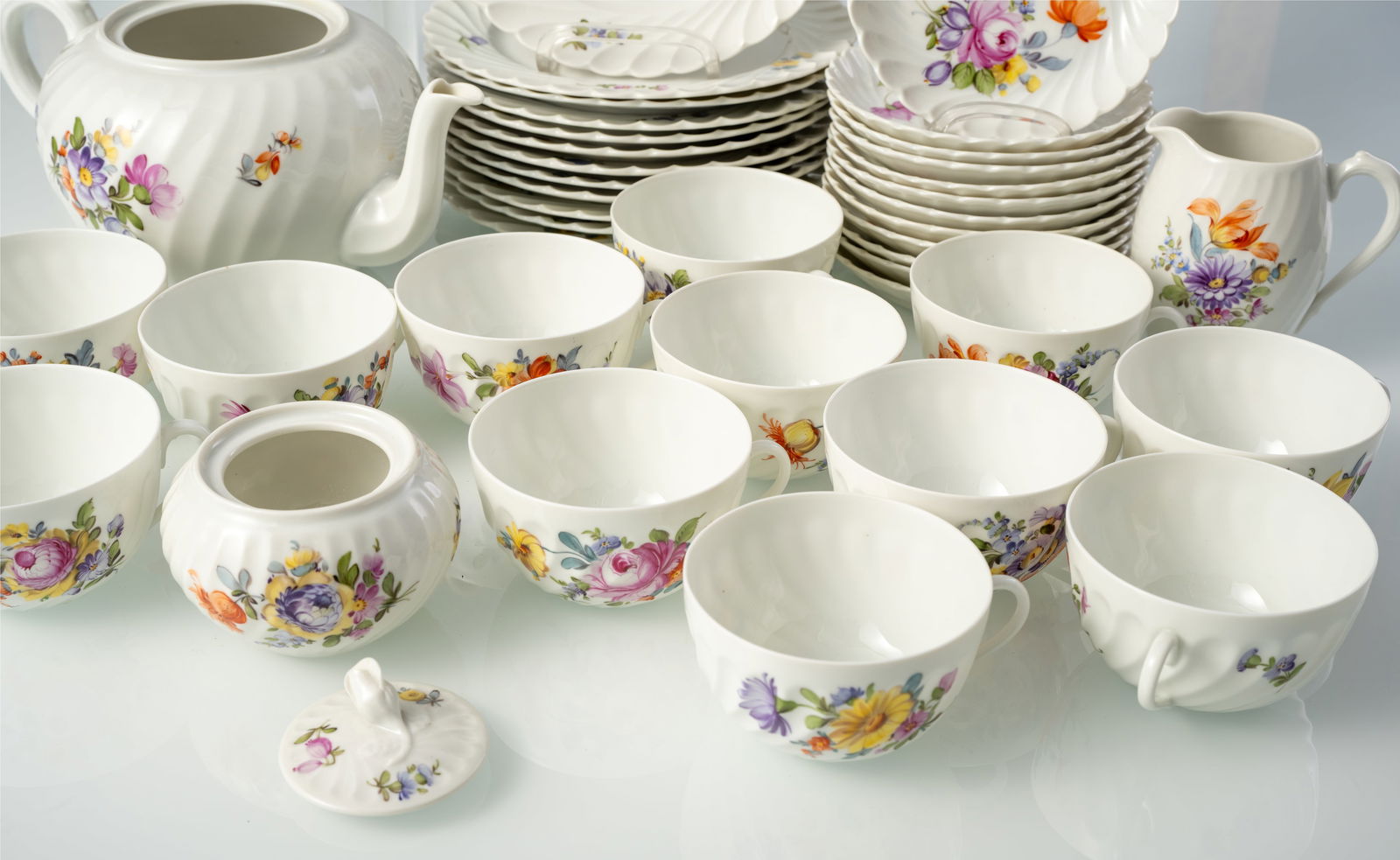 A NYMPHENBURG COFFEE AND TEA SERVICE "WELLE" AND A VASE WITH COVER - 2