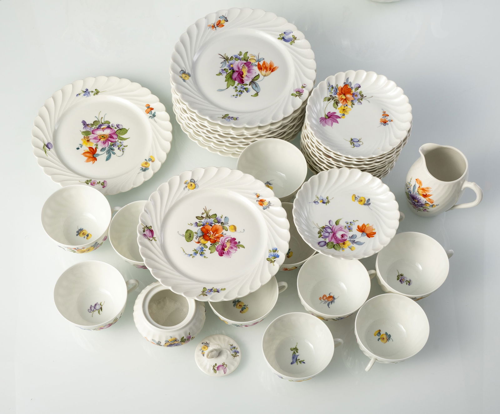 A NYMPHENBURG COFFEE AND TEA SERVICE "WELLE" AND A VASE WITH COVER - 3