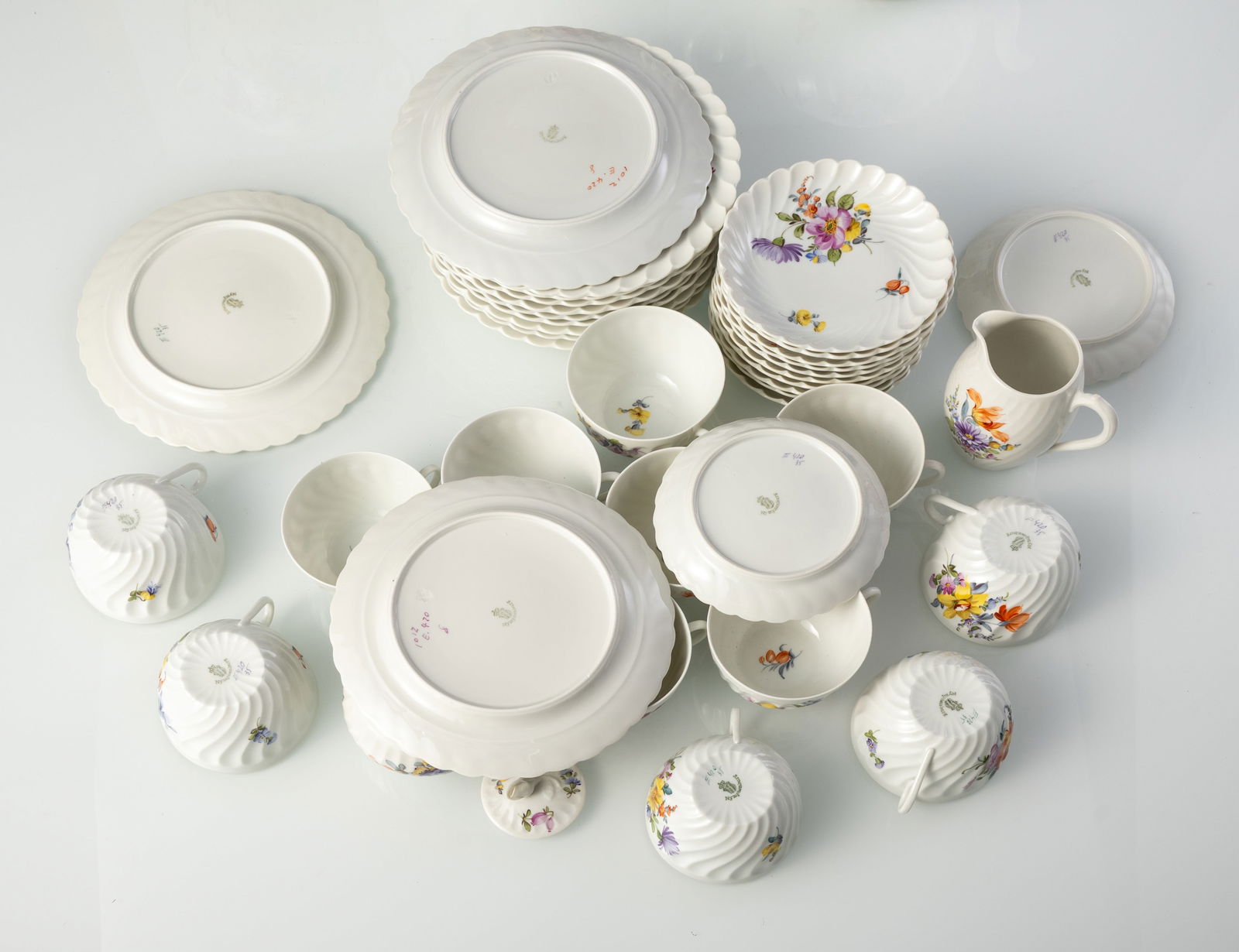 A NYMPHENBURG COFFEE AND TEA SERVICE "WELLE" AND A VASE WITH COVER - 4