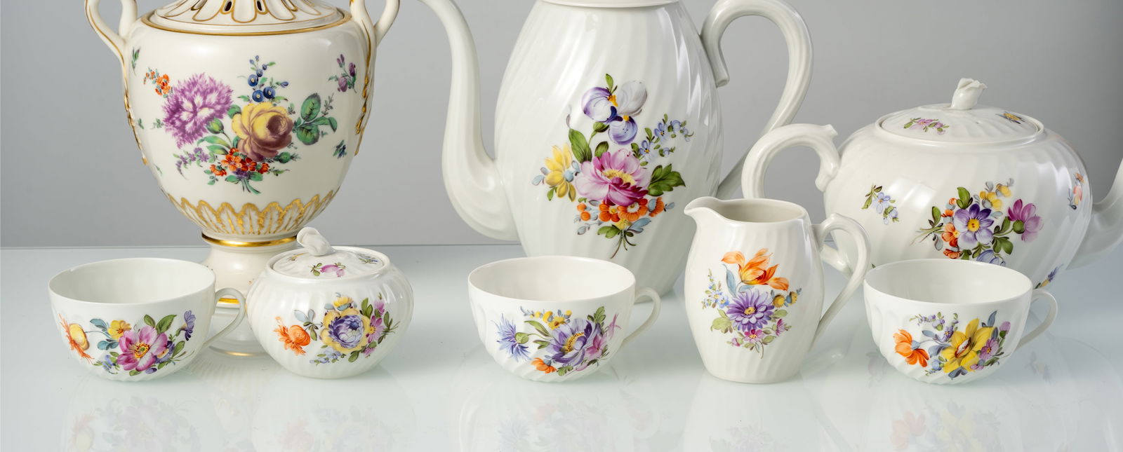 A NYMPHENBURG COFFEE AND TEA SERVICE "WELLE" AND A VASE WITH COVER - 5