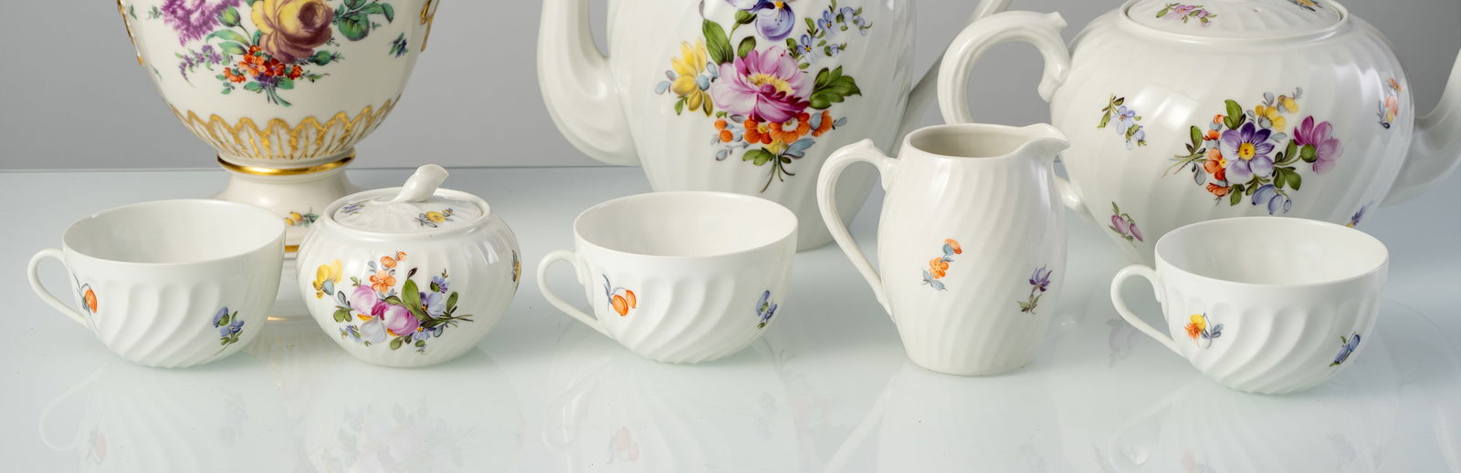 A NYMPHENBURG COFFEE AND TEA SERVICE "WELLE" AND A VASE WITH COVER - 6
