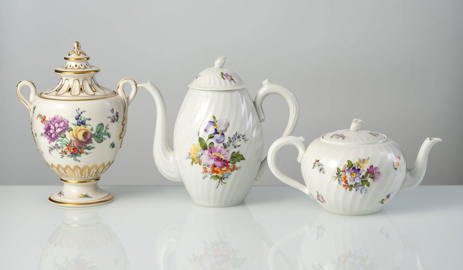 A NYMPHENBURG COFFEE AND TEA SERVICE "WELLE" AND A VASE WITH COVER - 7