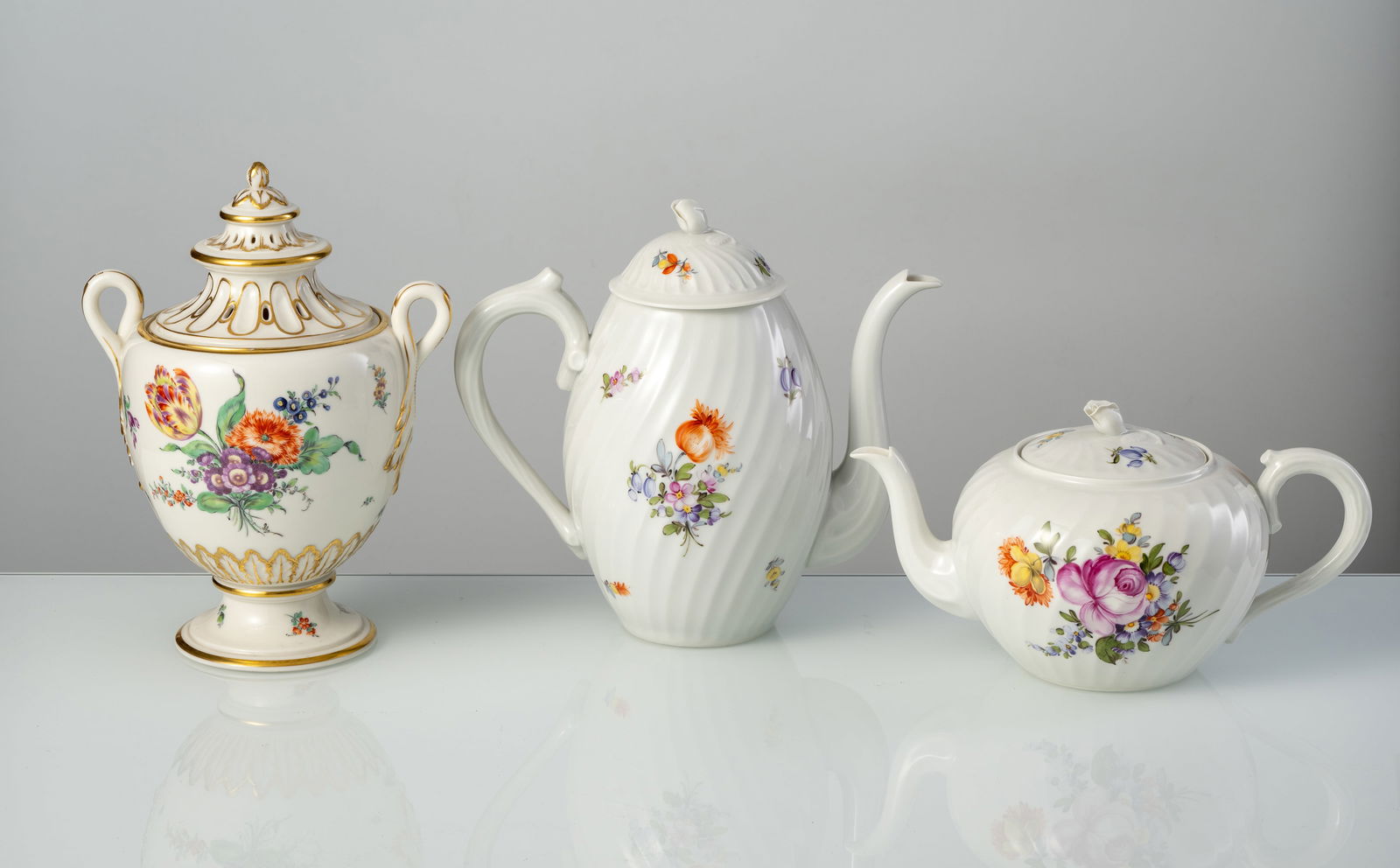 A NYMPHENBURG COFFEE AND TEA SERVICE "WELLE" AND A VASE WITH COVER - 8