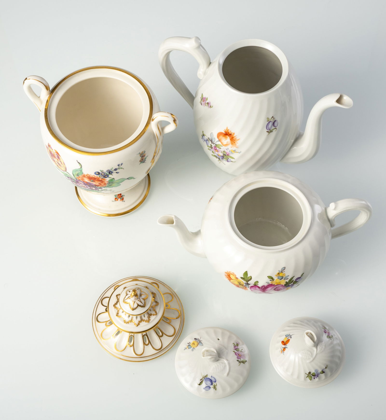 A NYMPHENBURG COFFEE AND TEA SERVICE "WELLE" AND A VASE WITH COVER - 9