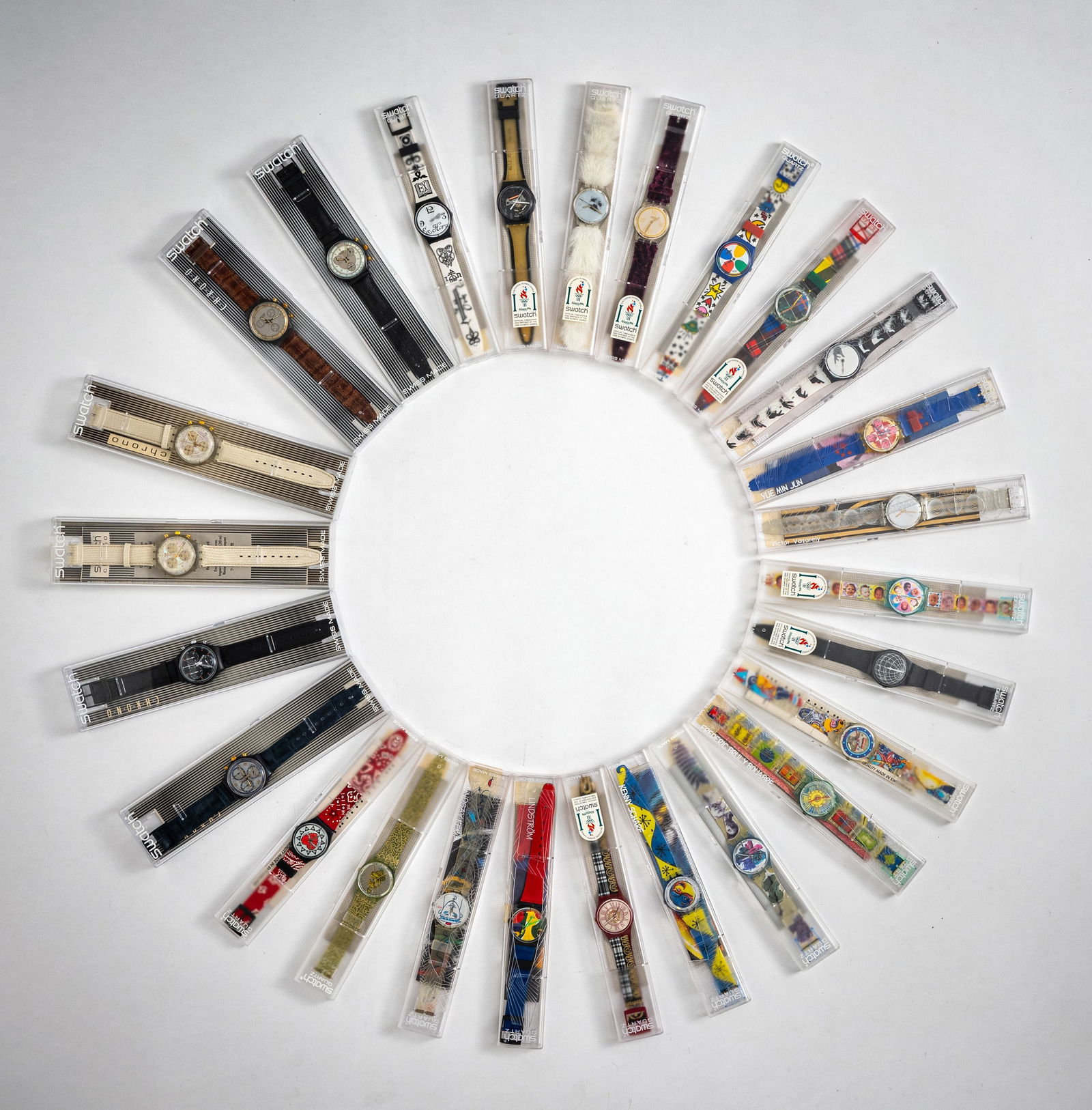 Mixed lot of 26 Swatch watches: Mixed lot of 26 Swatch watches Various editions, plastic and leather straps, water-resistant, quartz movement not tested for functionality, batteries must be replaced, with case. Collection Monika