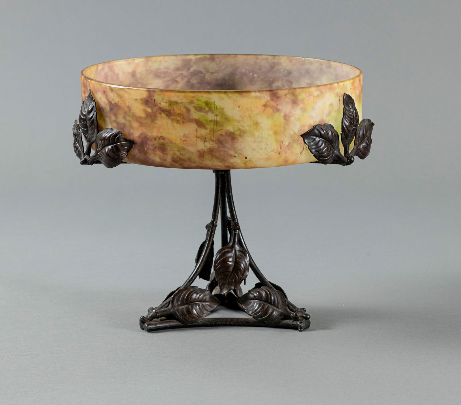 A FOOTED GLASS BOWL: A FOOTED GLASS BOWL MAYBE DAUM/NANCY, 1ST QUARTER OF 20TH CT H. 22 cm Metal mounted.Tazza aus marmoriertem Glas und Metall eventuell Daum, Nancy, 1. Viertel 20. Jhdt. H. 22 cm Floraler Dekor