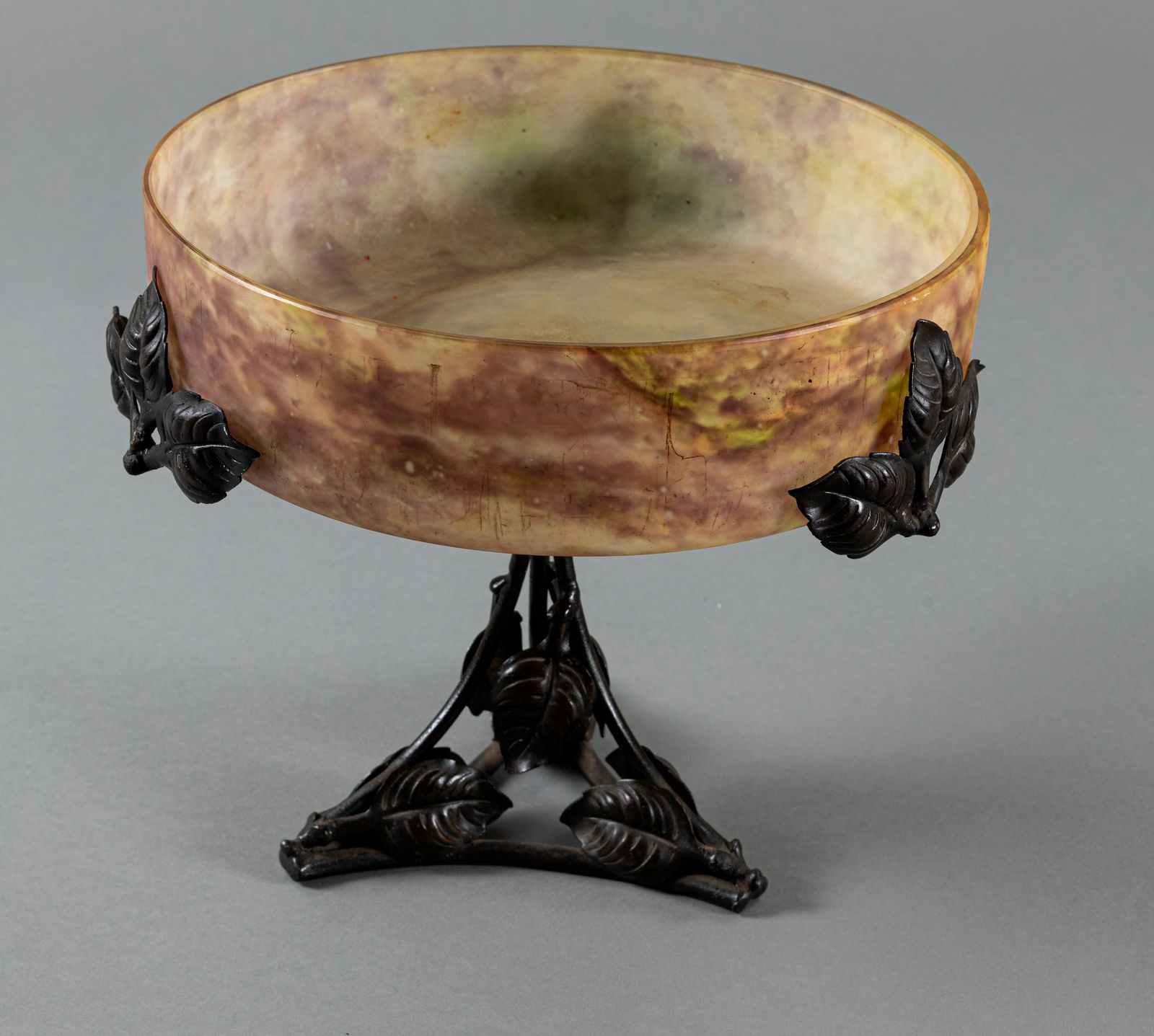A FOOTED GLASS BOWL - 3