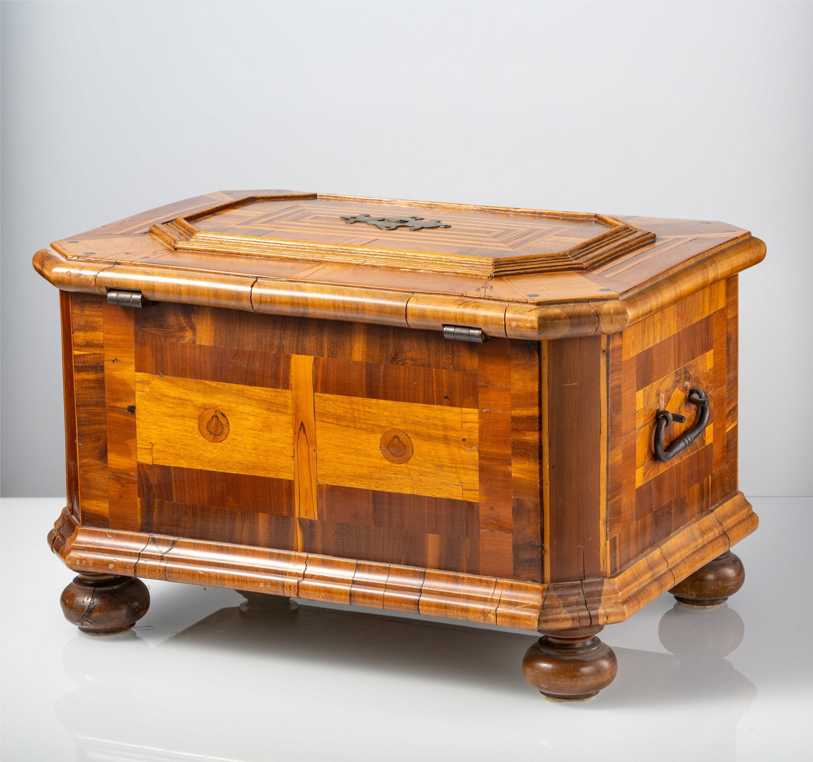 A BAROQUE BRASS AND IRON MOUNTED WALNUT OAKWOOD AND PLUMWOOD MARQUETRY CASKET - 3