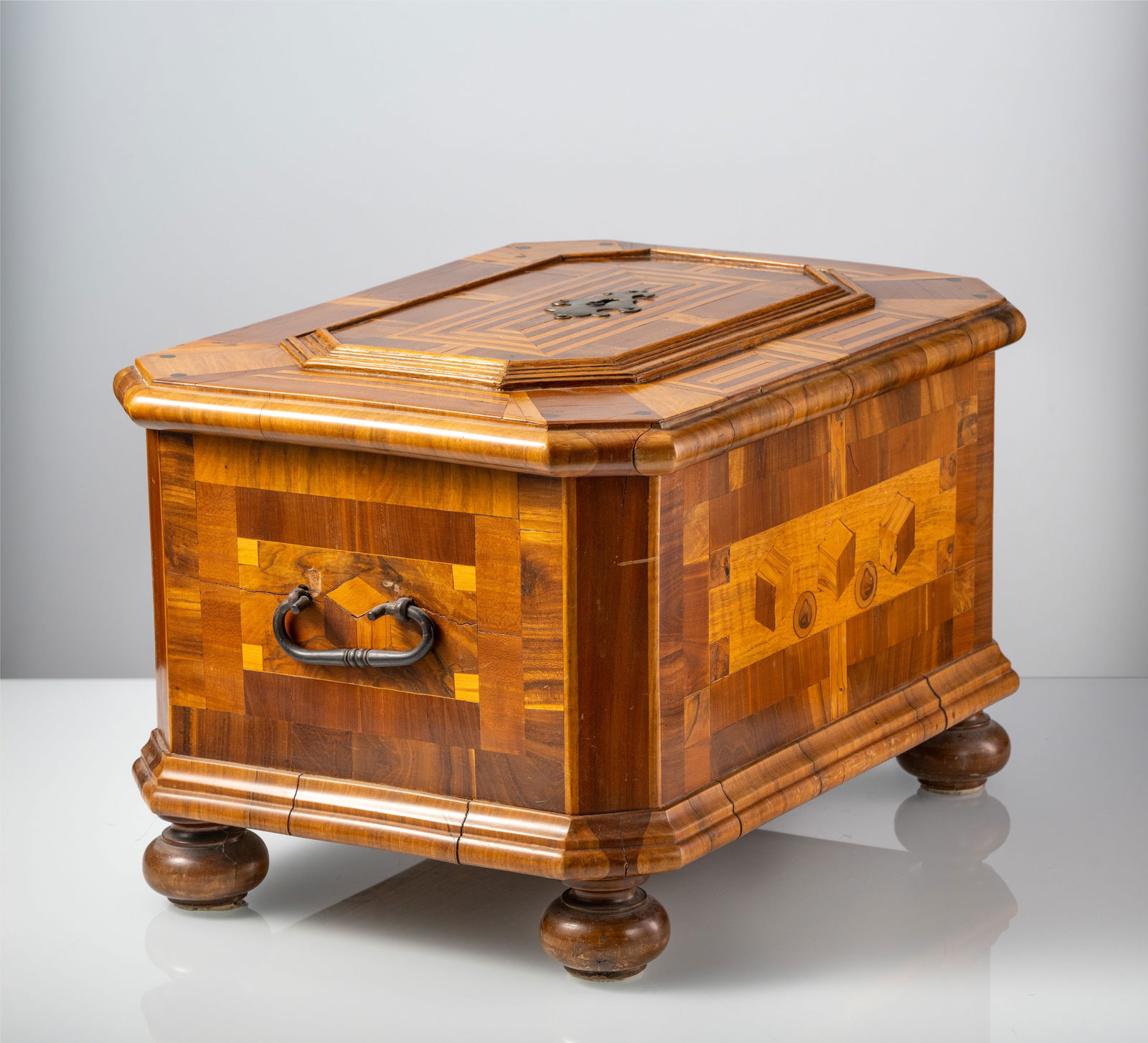 A BAROQUE BRASS AND IRON MOUNTED WALNUT OAKWOOD AND PLUMWOOD MARQUETRY CASKET - 4