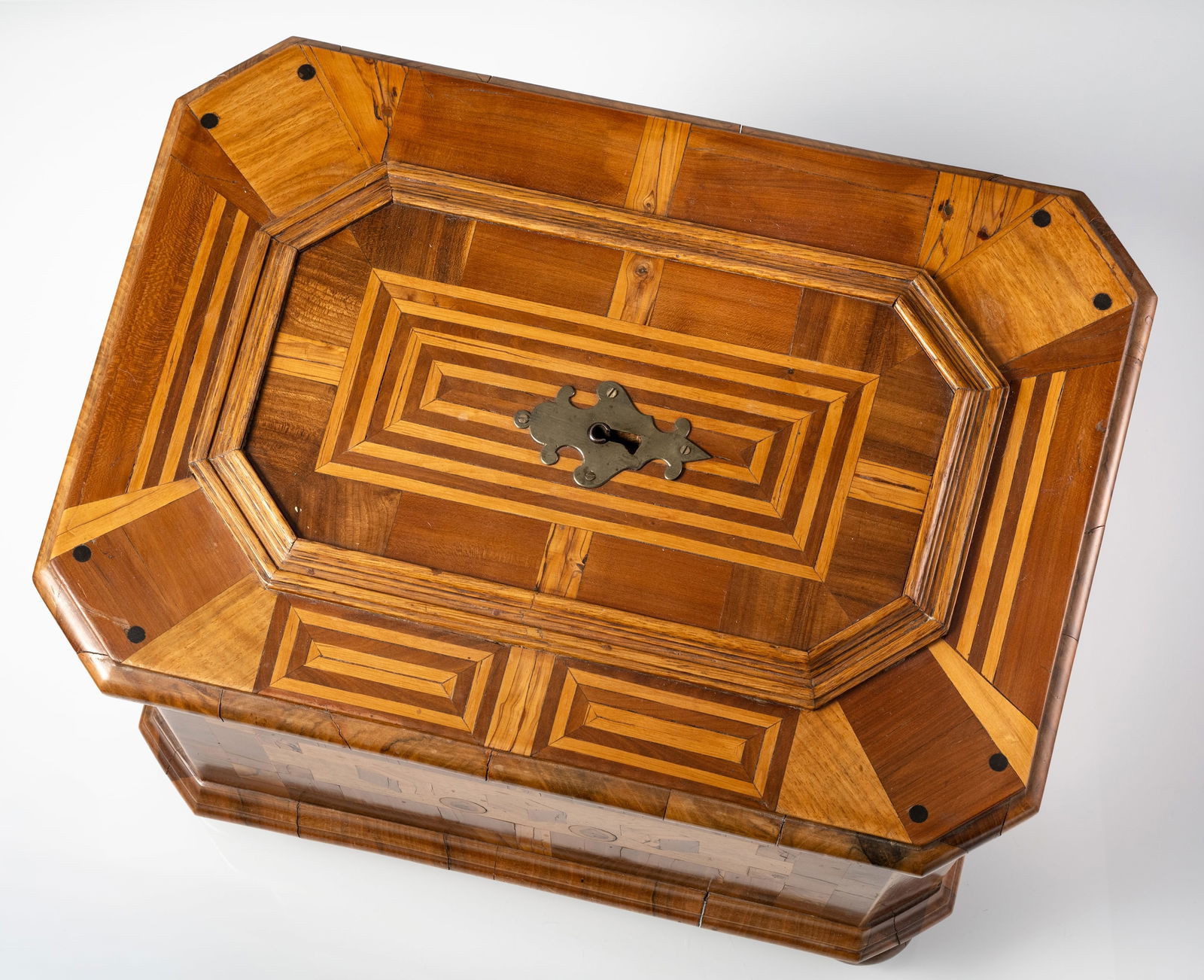 A BAROQUE BRASS AND IRON MOUNTED WALNUT OAKWOOD AND PLUMWOOD MARQUETRY CASKET - 5