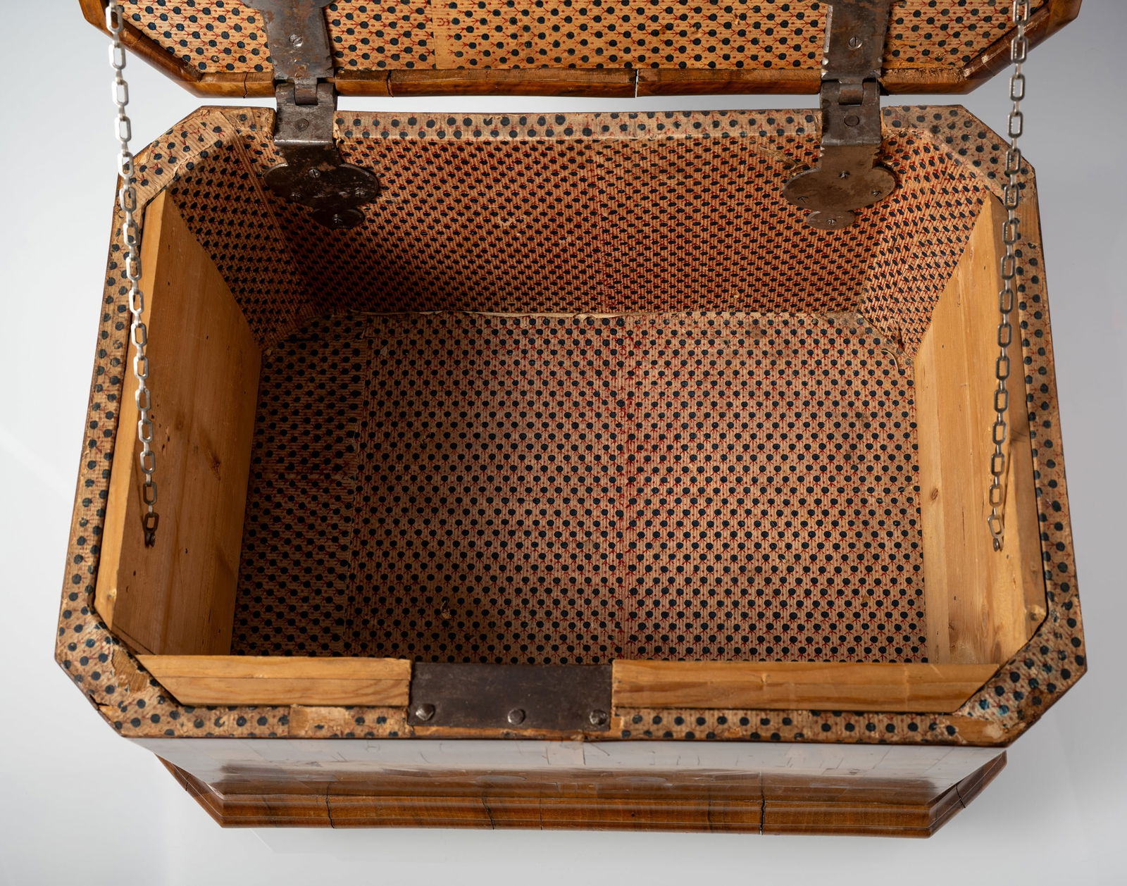 A BAROQUE BRASS AND IRON MOUNTED WALNUT OAKWOOD AND PLUMWOOD MARQUETRY CASKET - 6