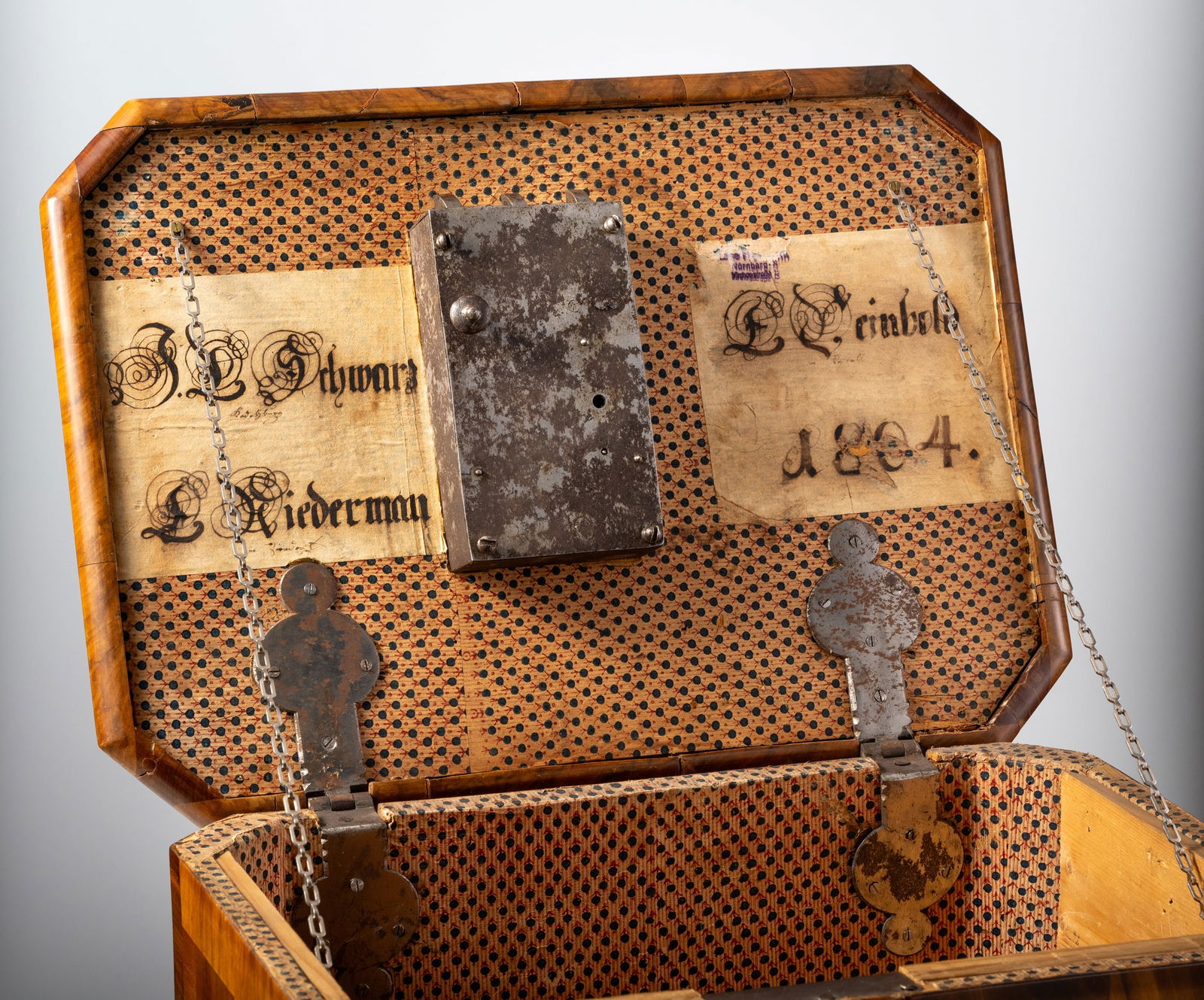 A BAROQUE BRASS AND IRON MOUNTED WALNUT OAKWOOD AND PLUMWOOD MARQUETRY CASKET - 7