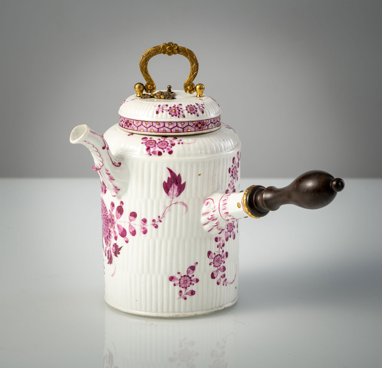 A MEISSEN BRASS MOUNTED PURPLE RED PAINTED CHOCOLATE POT: A MEISSEN BRASS MOUNTED PURPLE RED PAINTED CHOCOLATE POT 3rd quarter 18th century H. 17 cm "Gebrochener Stab" relief pattern, painted with rice straw and Indian flowers. Crossed blue sword marks to