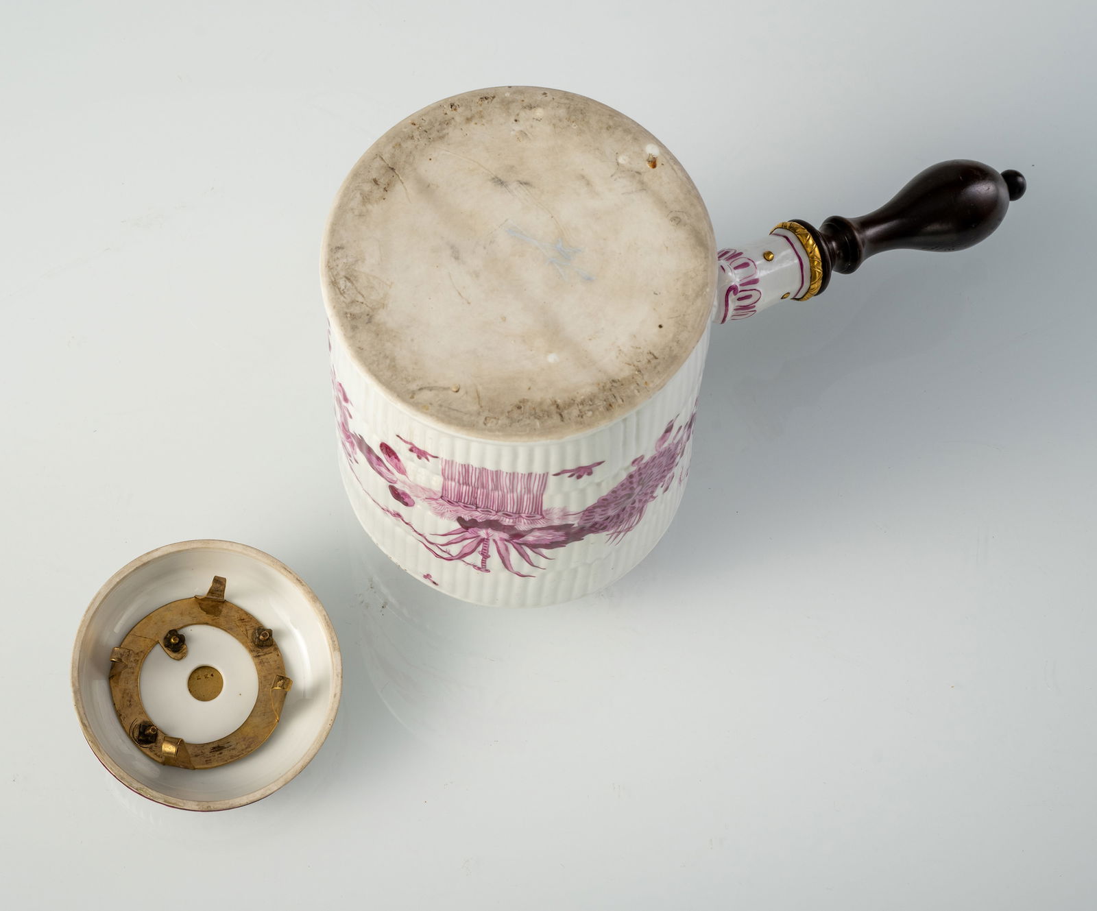 A MEISSEN BRASS MOUNTED PURPLE RED PAINTED CHOCOLATE POT - 4