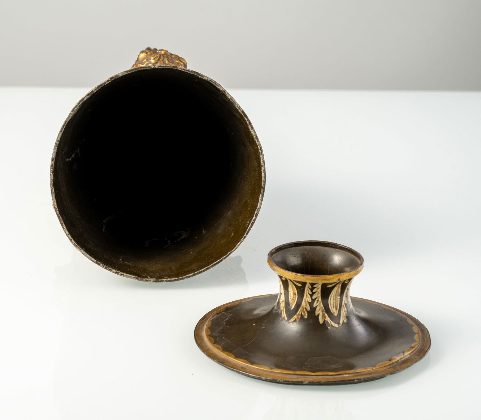 A PAINTED METAL URN SHAPED VASE AND COVER - 5