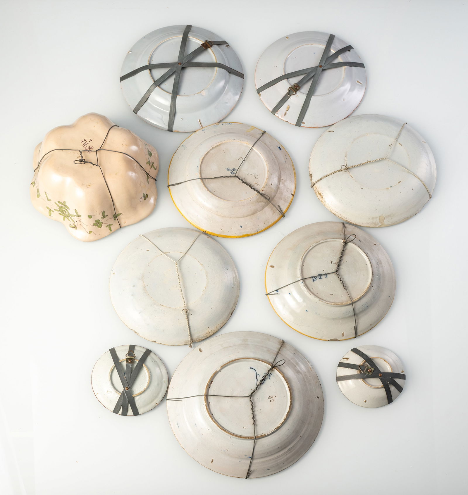 A MIXED LOT OF TWELFE FAIENCE PLATES DISHES AND BOWLS - 3