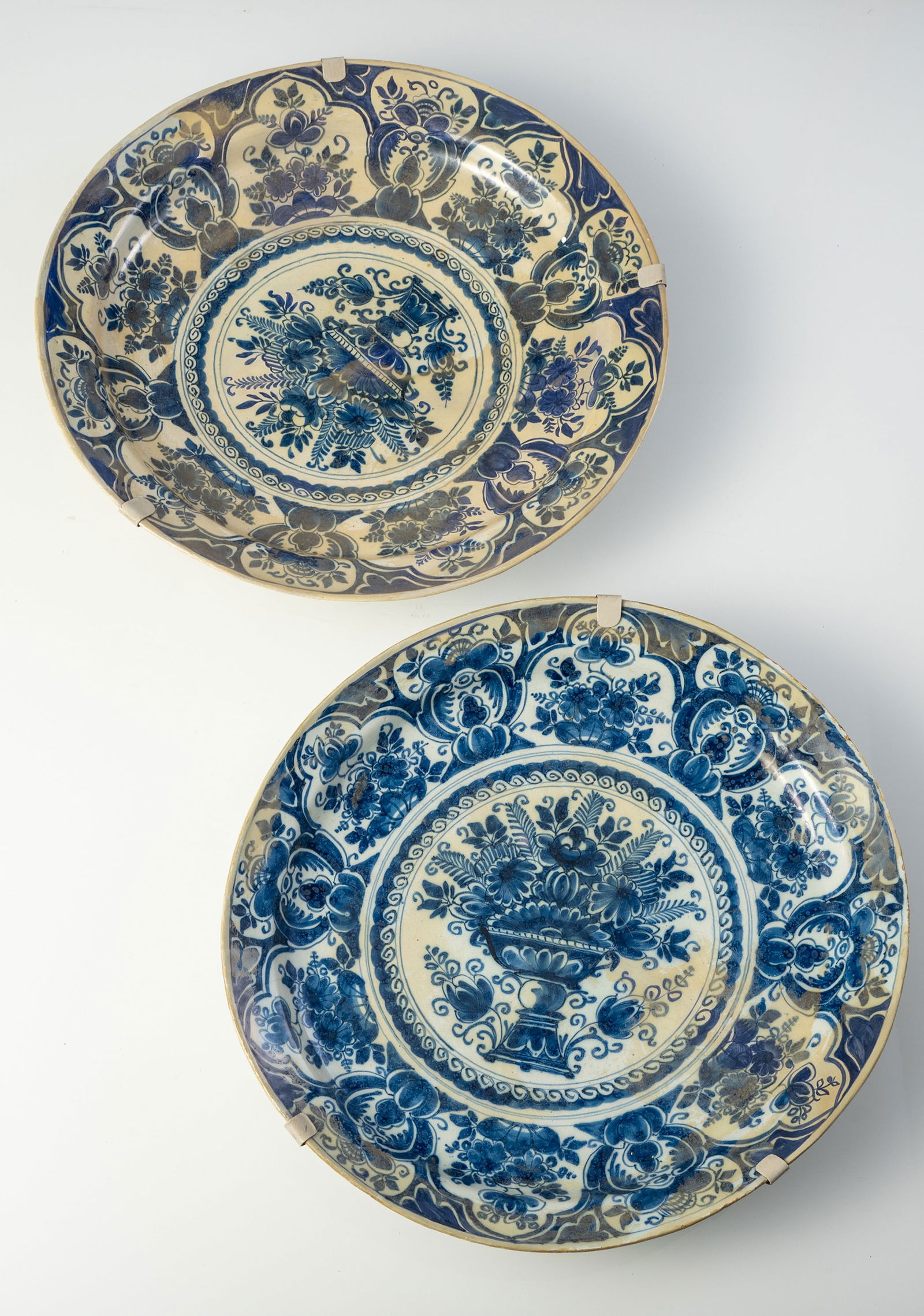 A MIXED LOT OF TWELFE FAIENCE PLATES DISHES AND BOWLS - 4