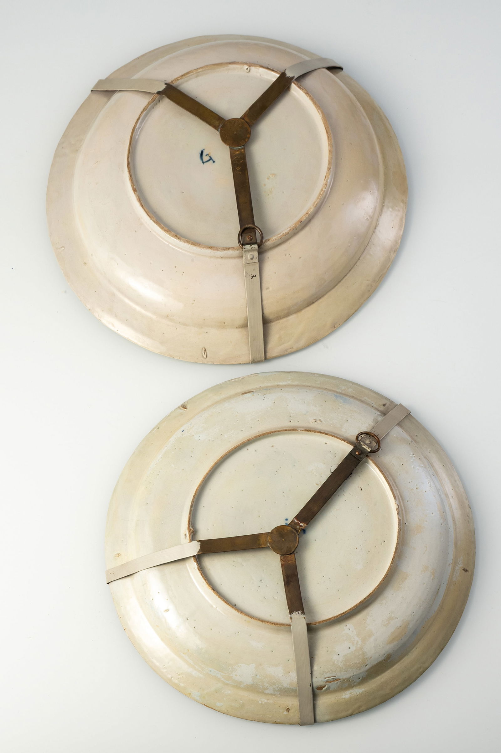 A MIXED LOT OF TWELFE FAIENCE PLATES DISHES AND BOWLS - 5