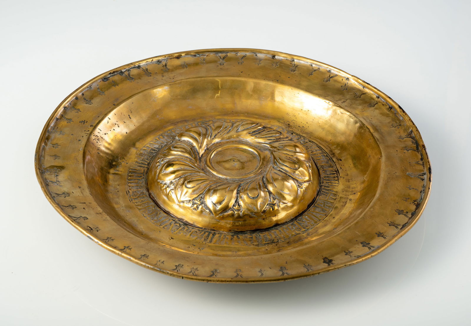 A LARGE SOUTH GERMAN EMBOSSED BRASS DISH - 3