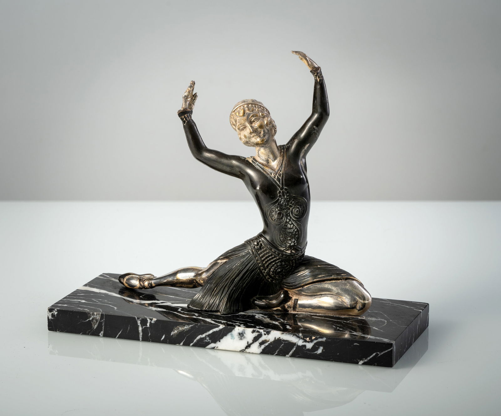 HETTIER & VINCENT ART DECO GLASS PANEL TABLE LAMP: HETTIER and VINCENT ART DECO GLASS PANEL TABLE LAMP circa 1930 H. 26 cm A rectangular cut and matted glass penal on a polished brass stand. Fitted for electricity, no guarantee for functionality.