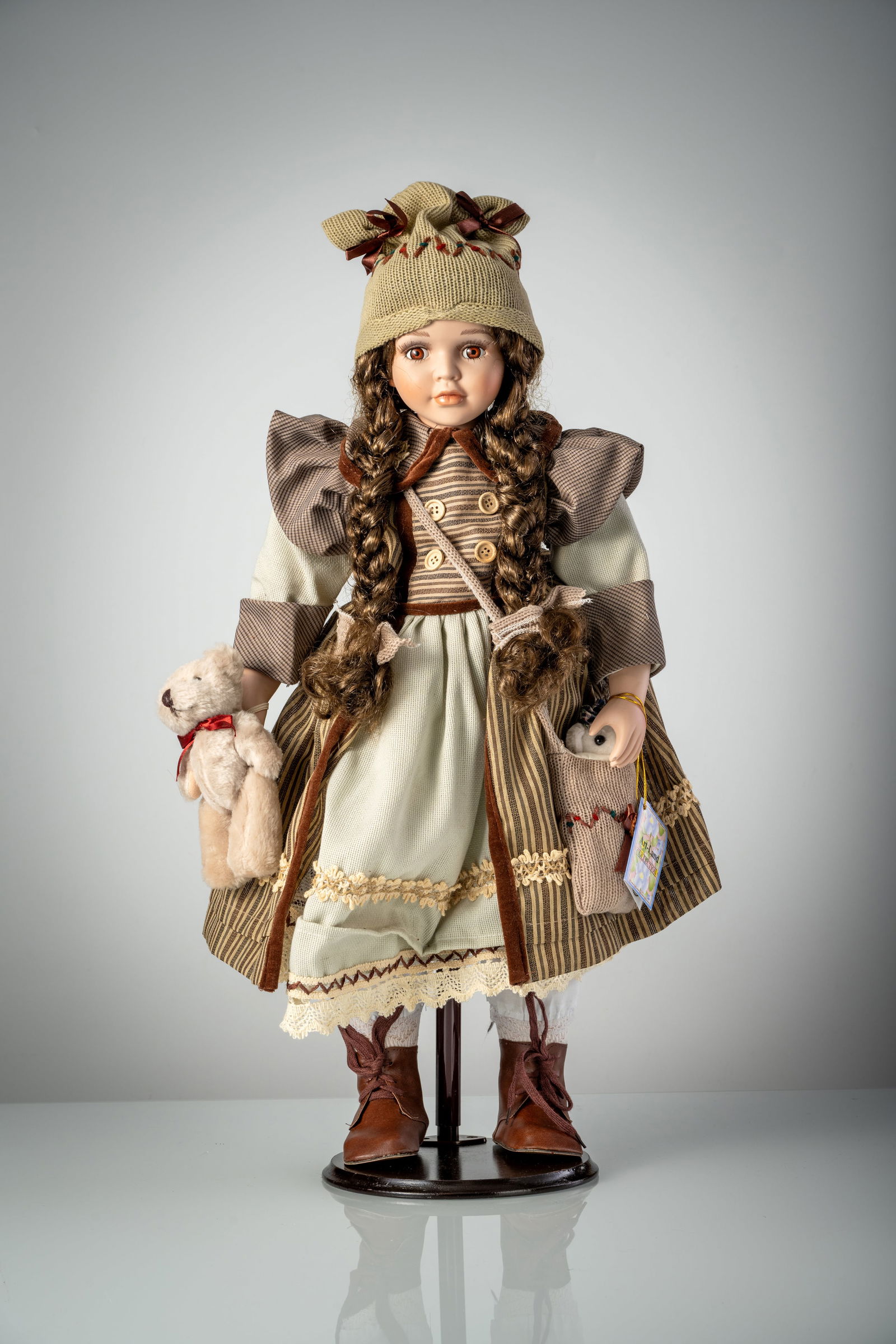 A PORCELAIN HEAD DOLL: A PORCELAIN HEAD DOLL 20th century L. 65 cm Art-Land Creation. With original box. Slight traces of age.Porzellankopf-Puppe 20. Jhdt. L. 65 cm Art-Land Creation. Mit Original-Karton. Leichte