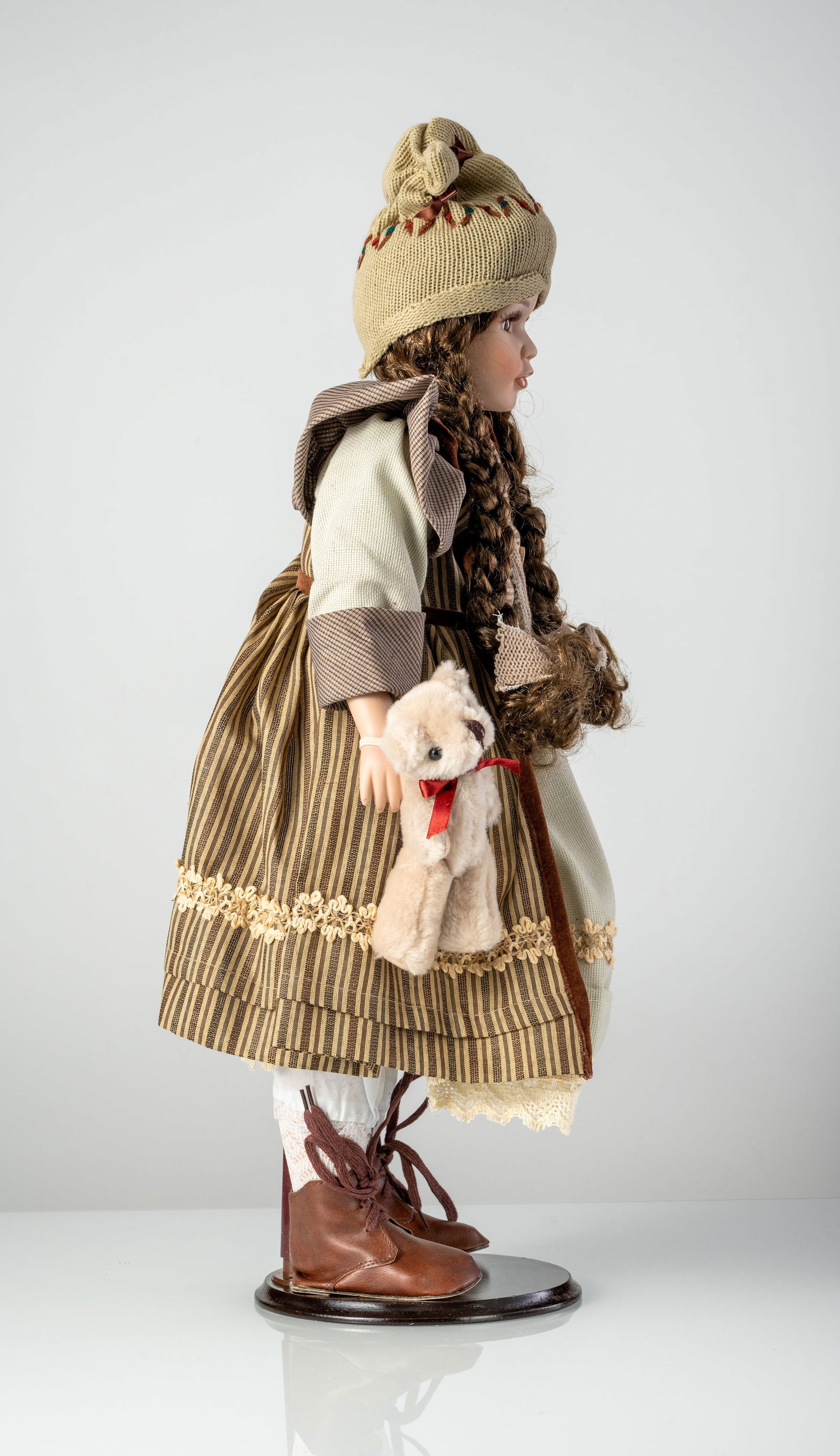 A PORCELAIN HEAD DOLL - 2