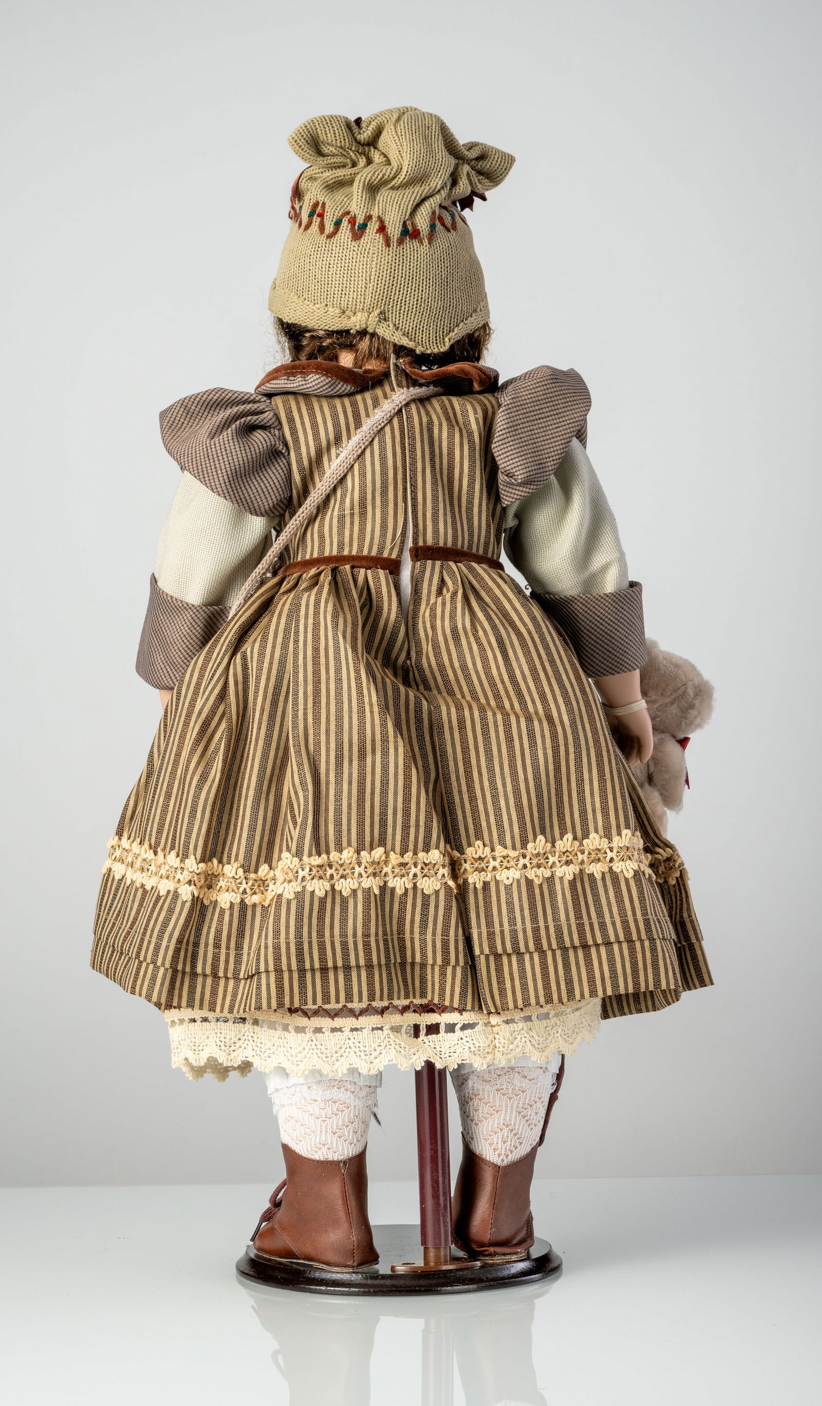 A PORCELAIN HEAD DOLL - 3