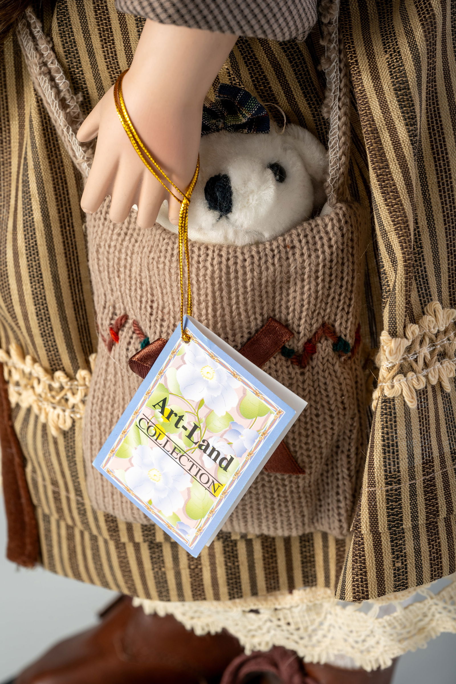 A PORCELAIN HEAD DOLL - 5