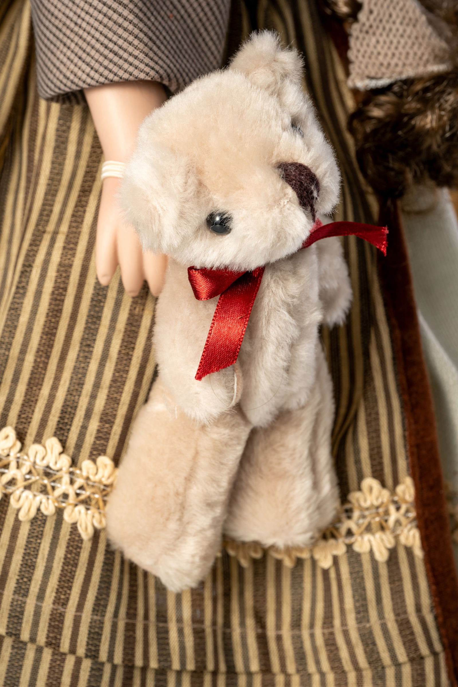 A PORCELAIN HEAD DOLL - 6