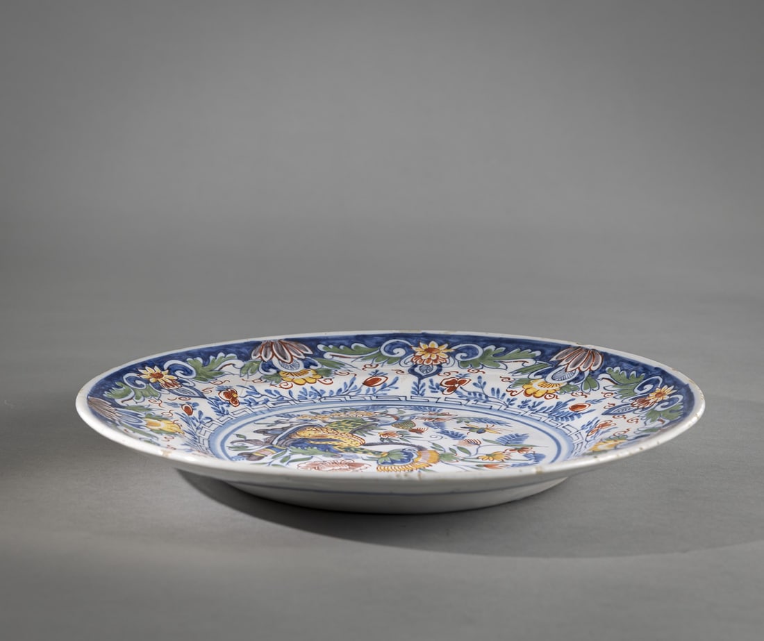 AN ASIAN STYLE FLORAL TOOLED FAYENCE PLATE - 2